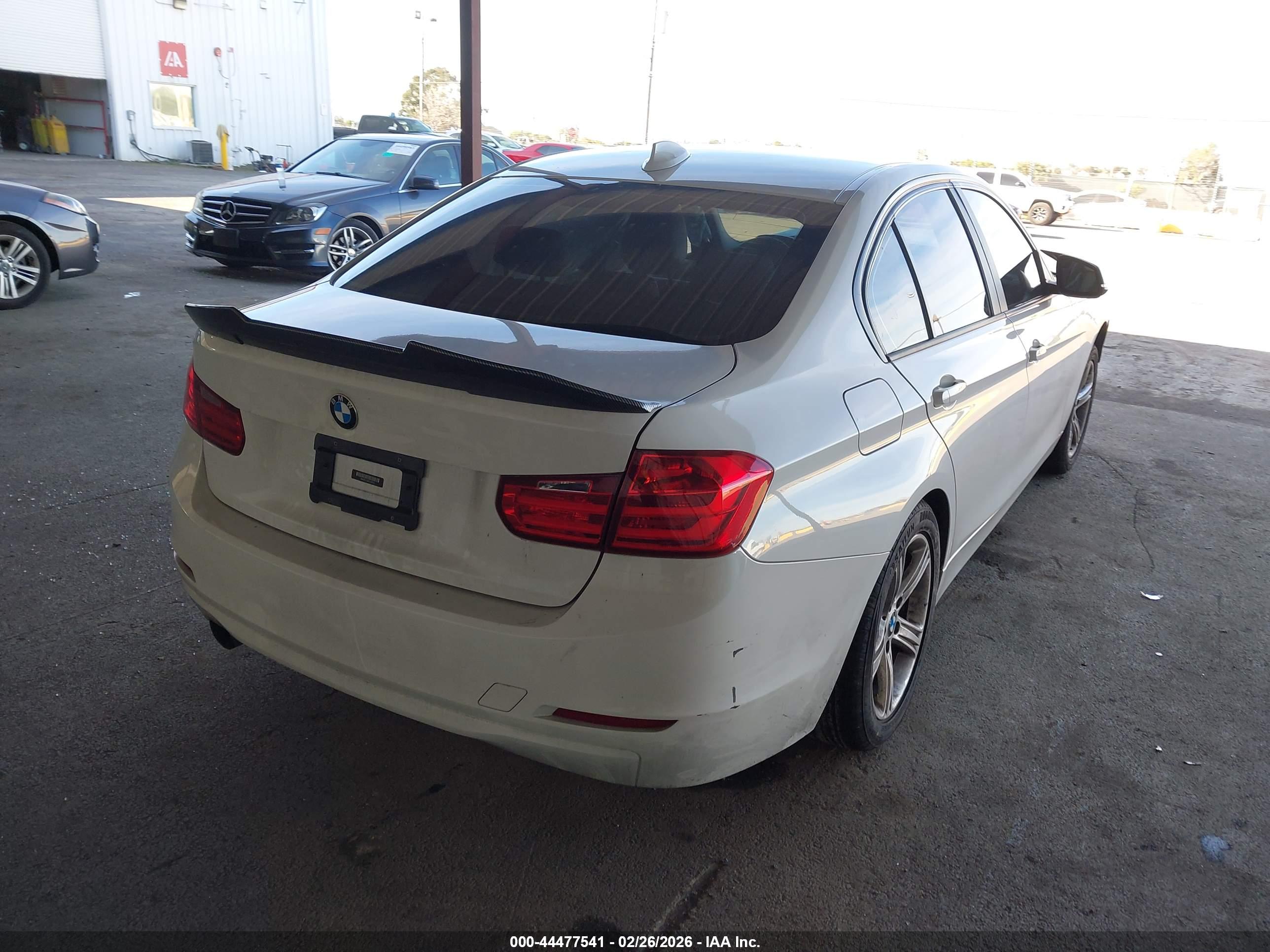 BMW 320I image 4