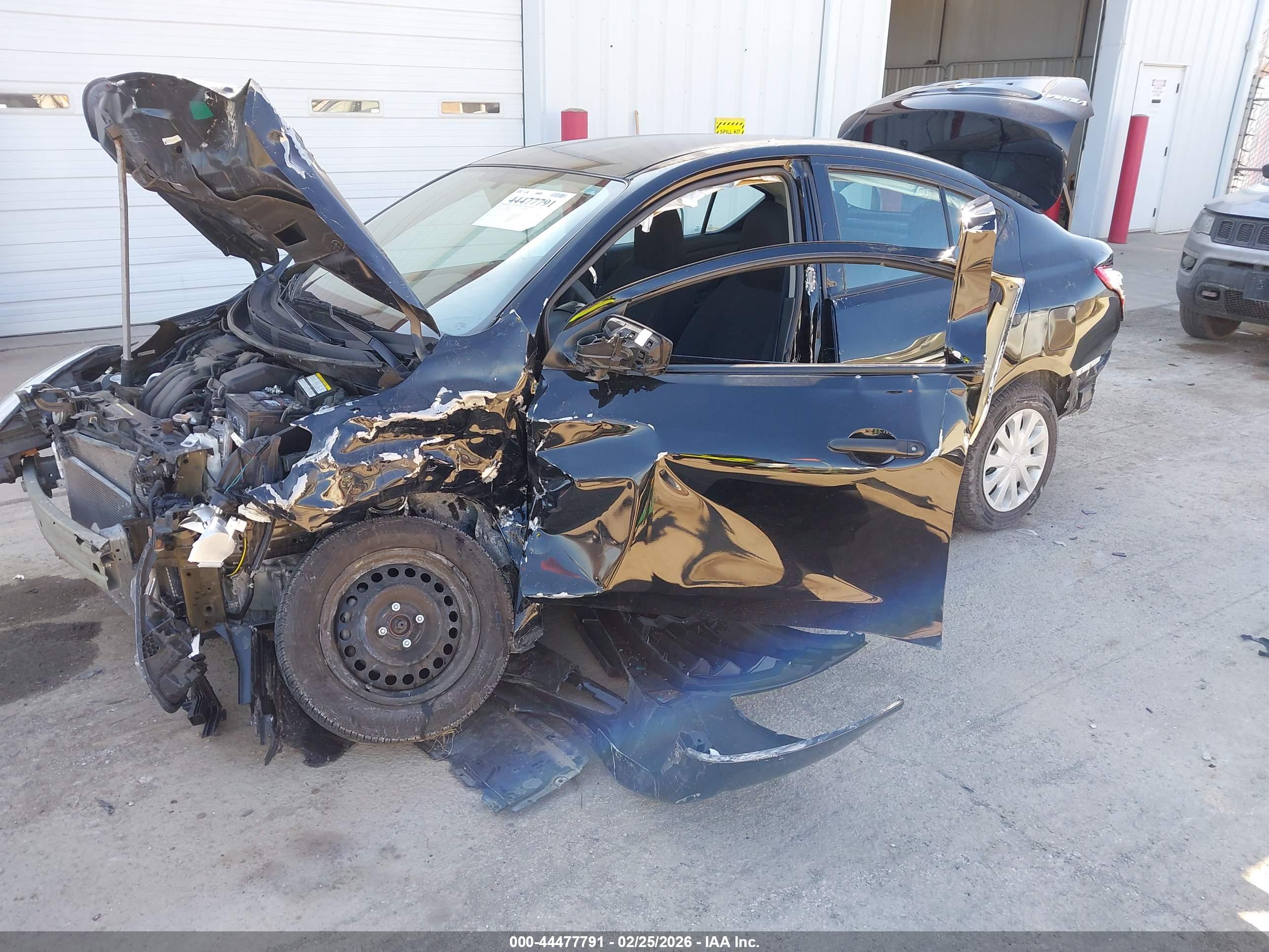 NISSAN VERSA image 2