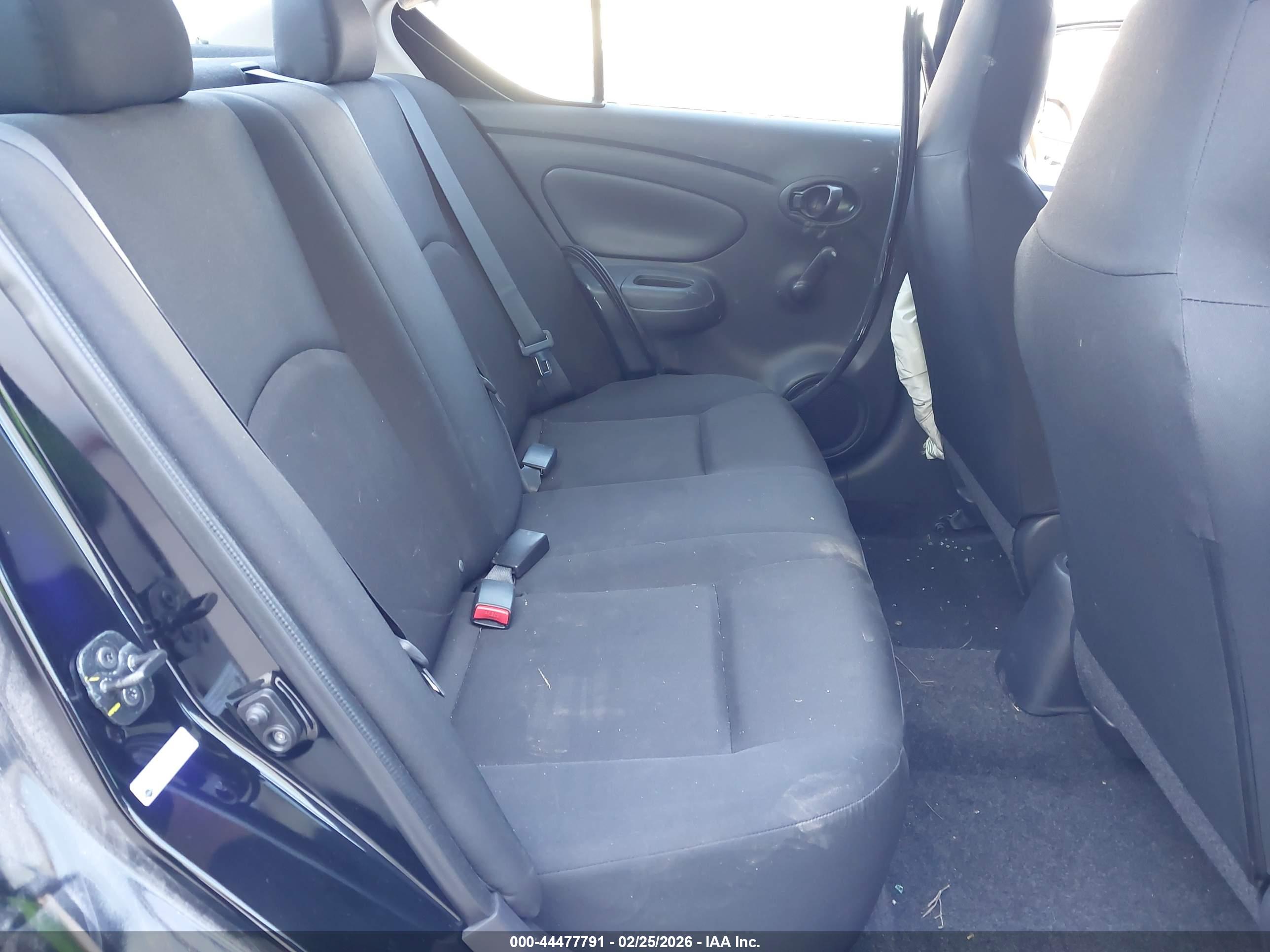 NISSAN VERSA image 8