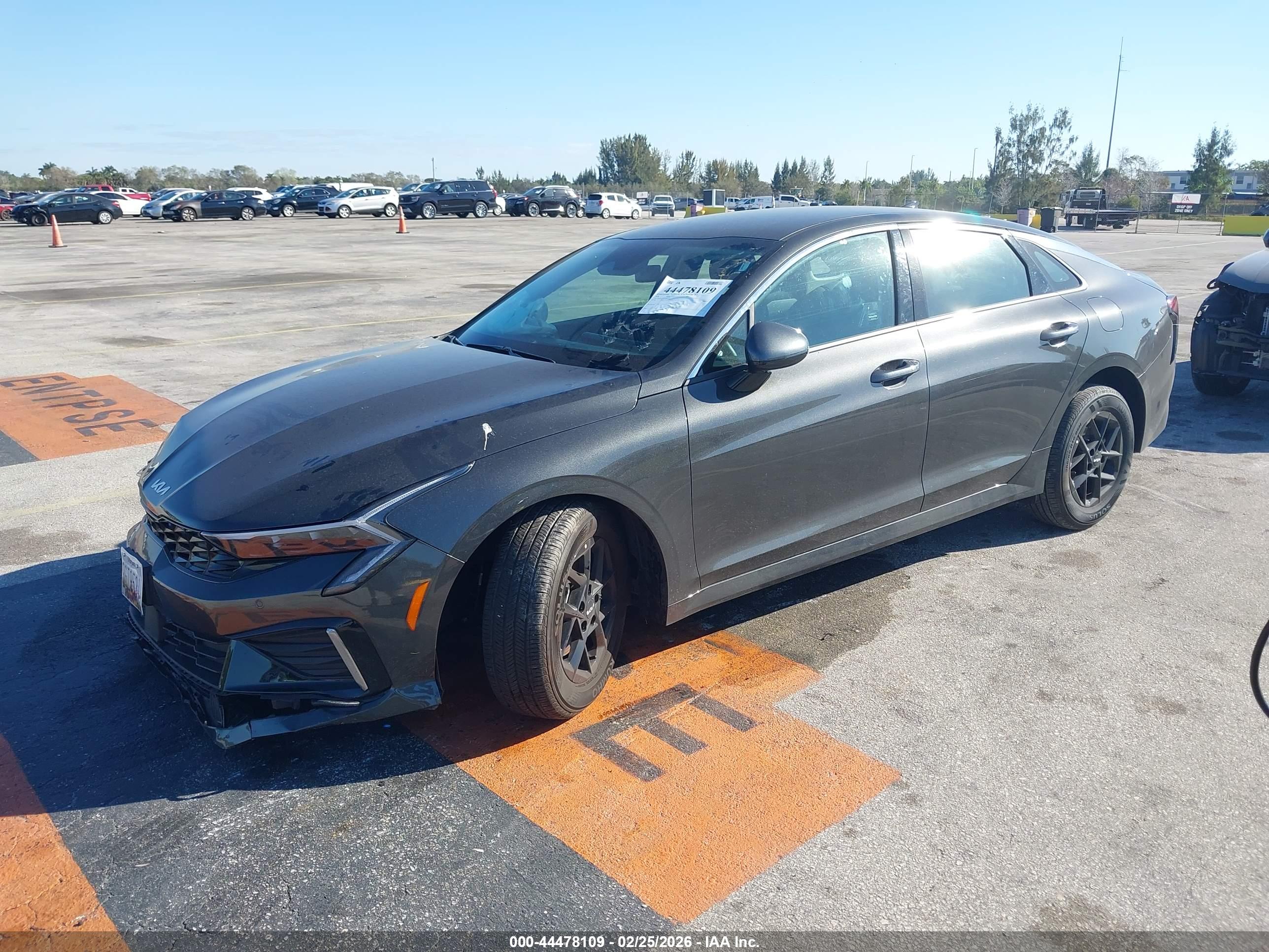 KIA K5 image 2
