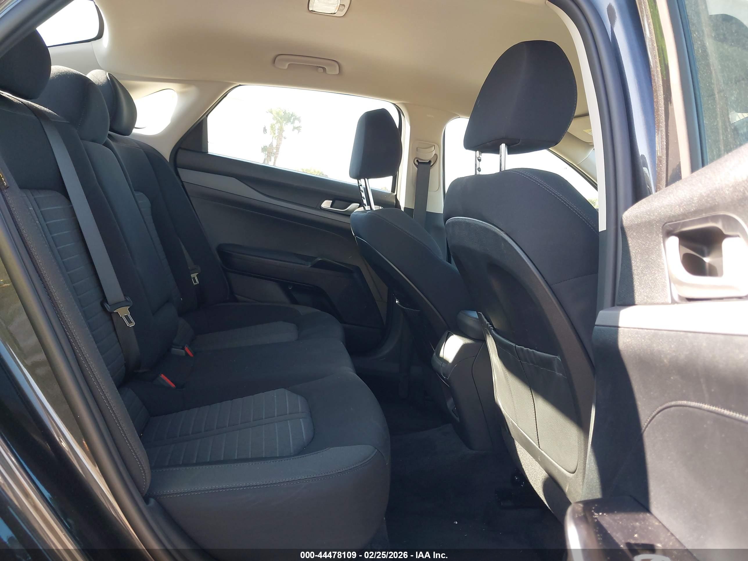 KIA K5 image 8