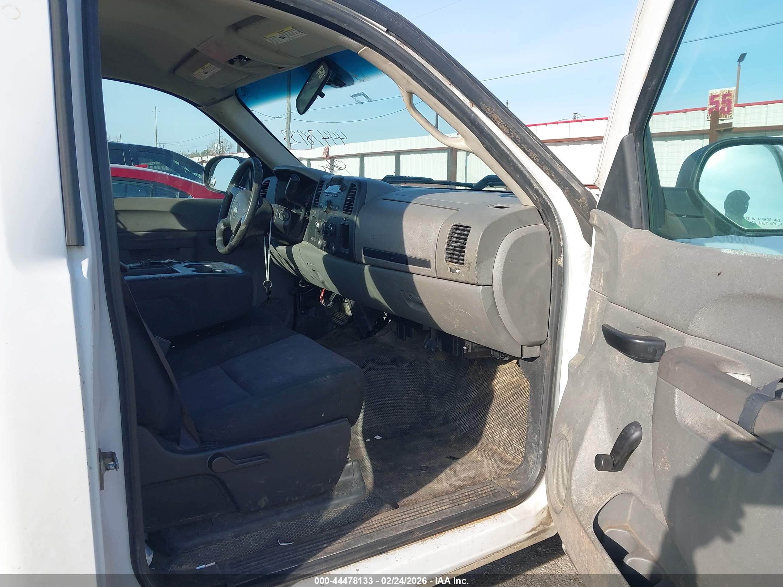 CHEVROLET SILVERADO image 5