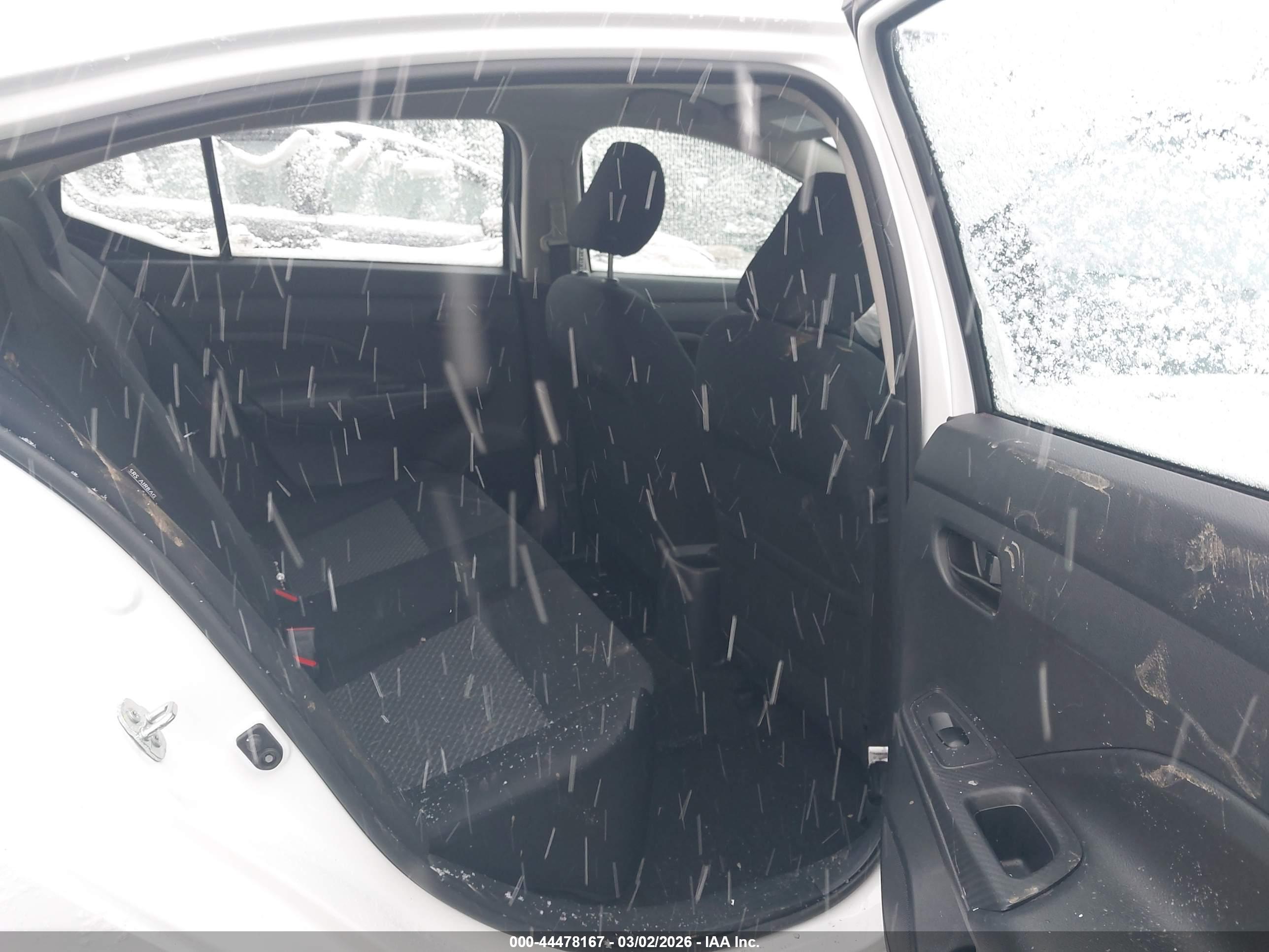 NISSAN VERSA image 8