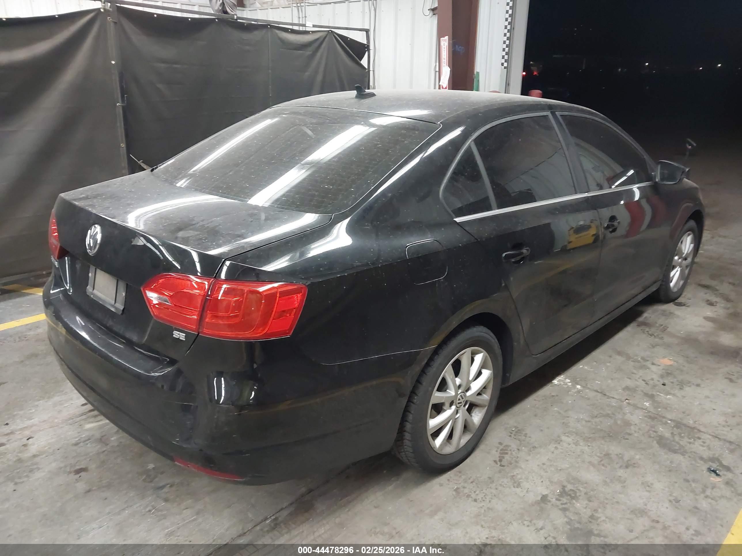 VOLKSWAGEN JETTA image 4