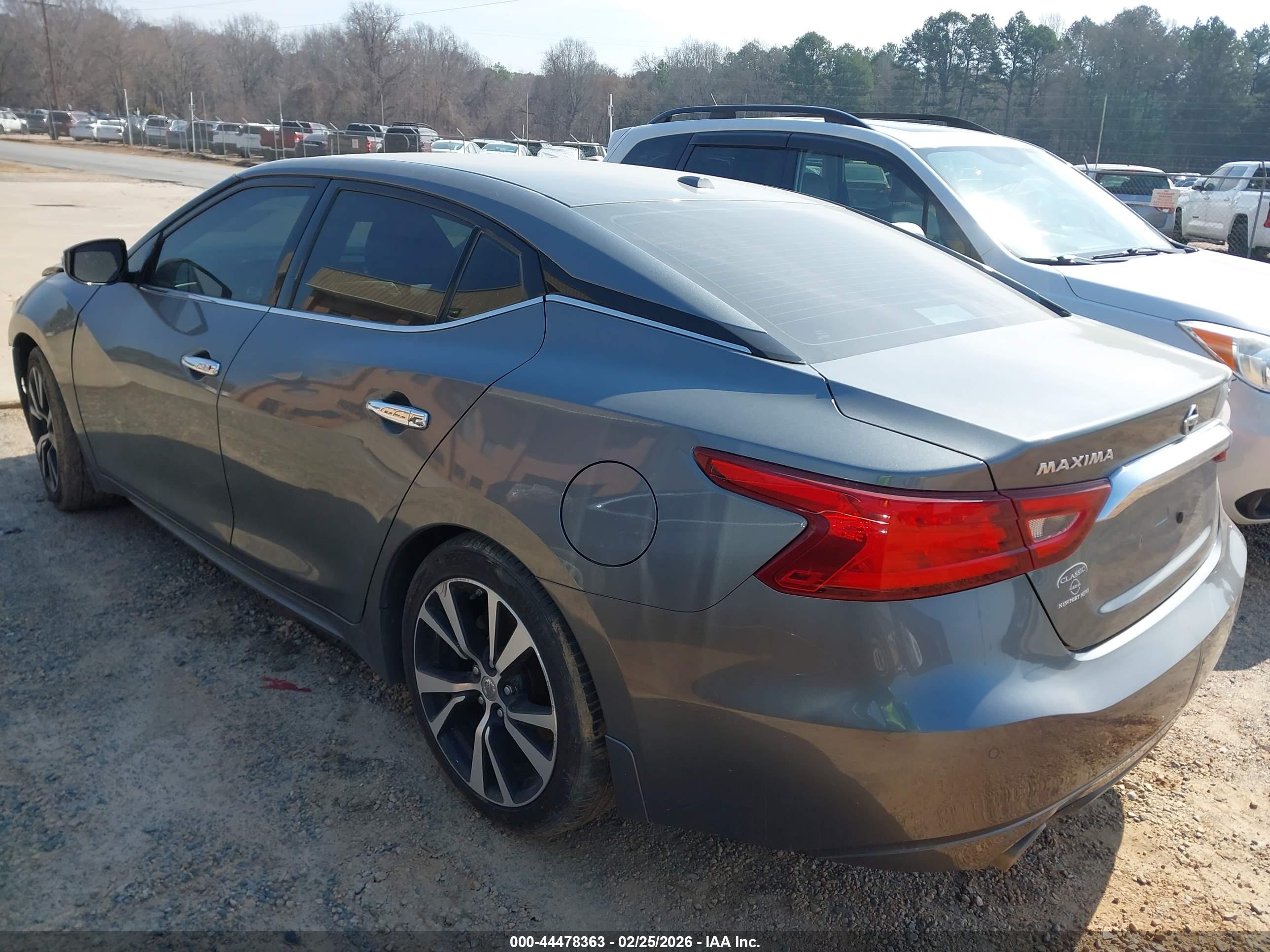 NISSAN MAXIMA image 3