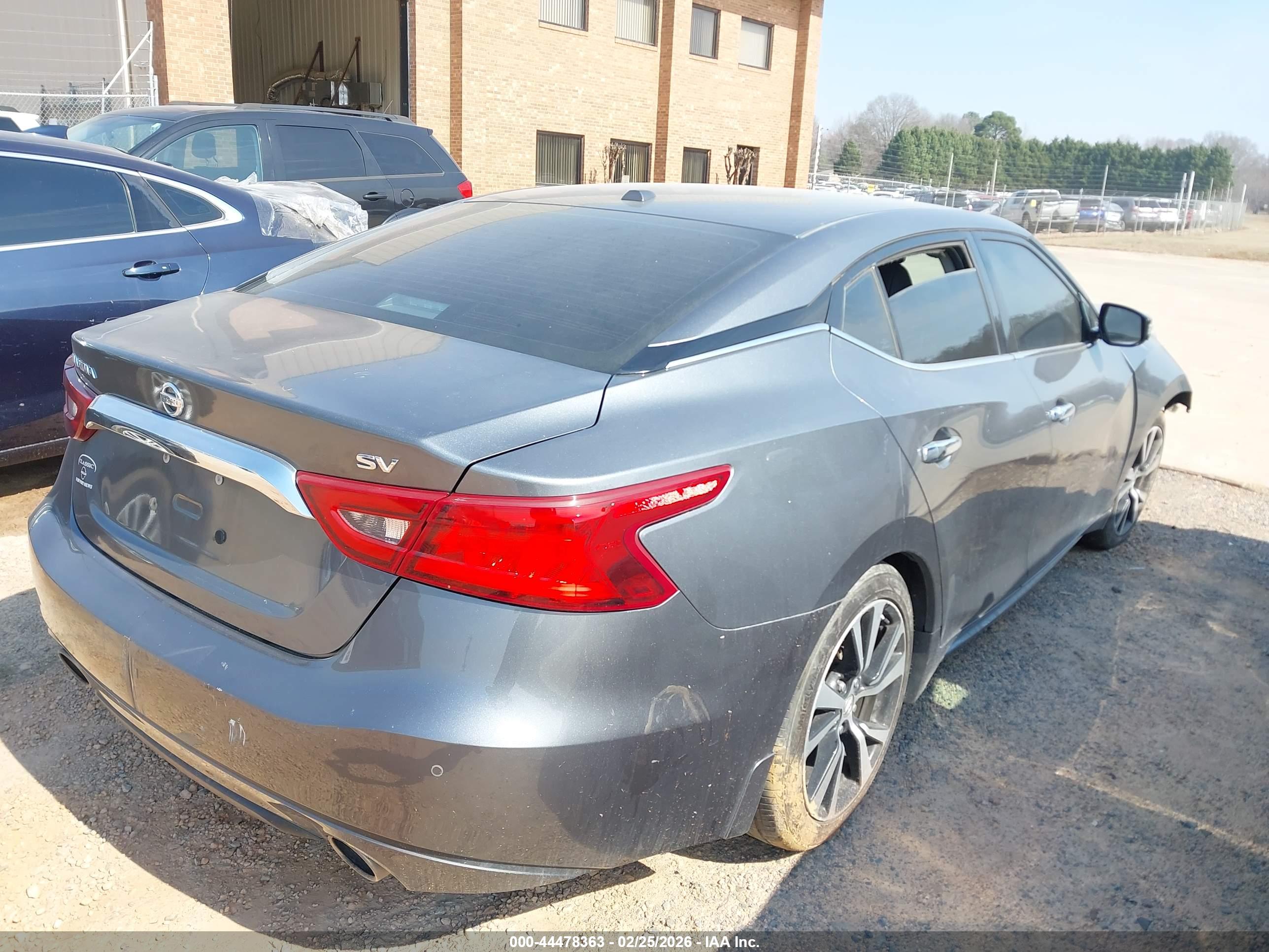 NISSAN MAXIMA image 4