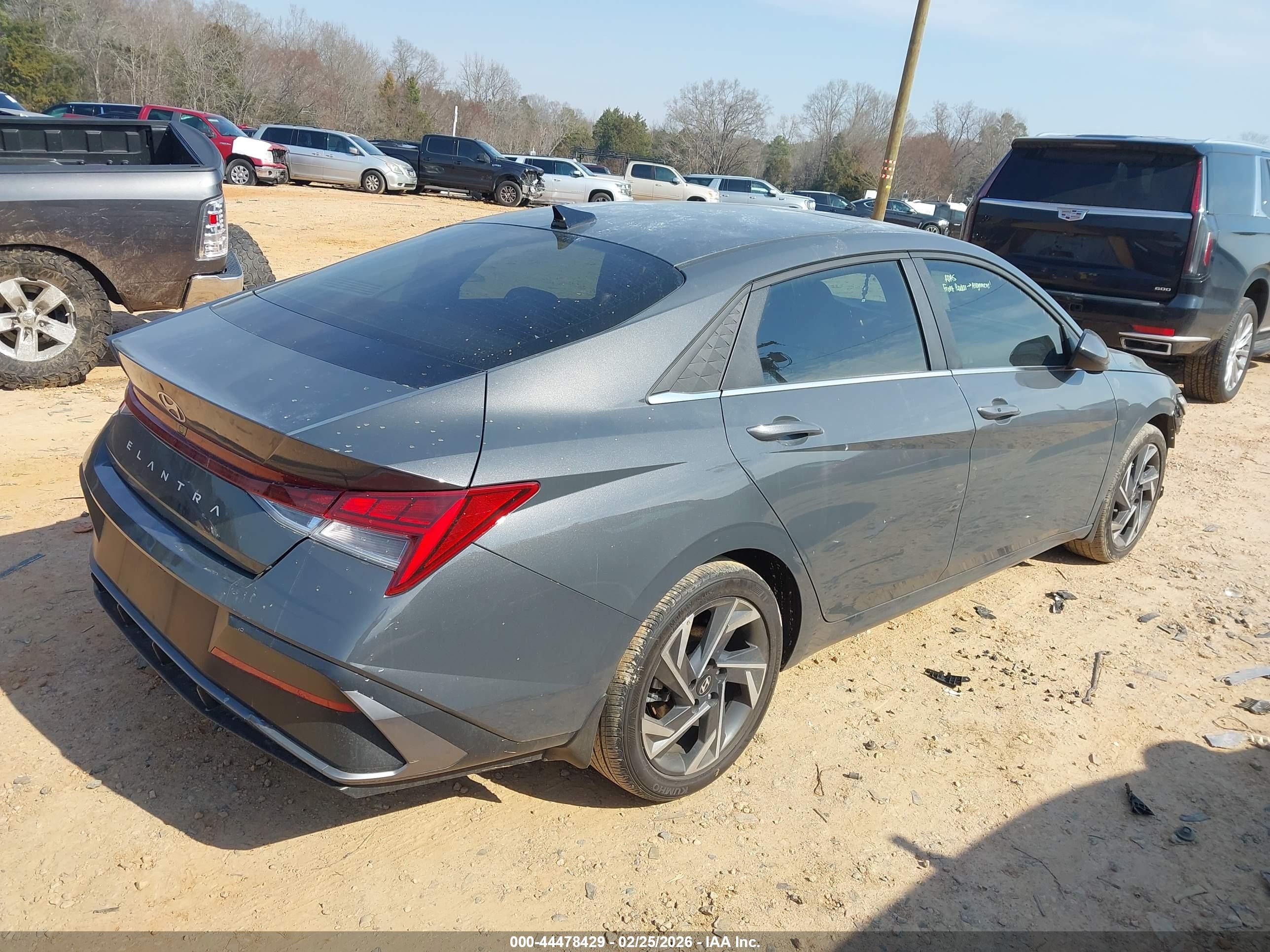 HYUNDAI ELANTRA image 4