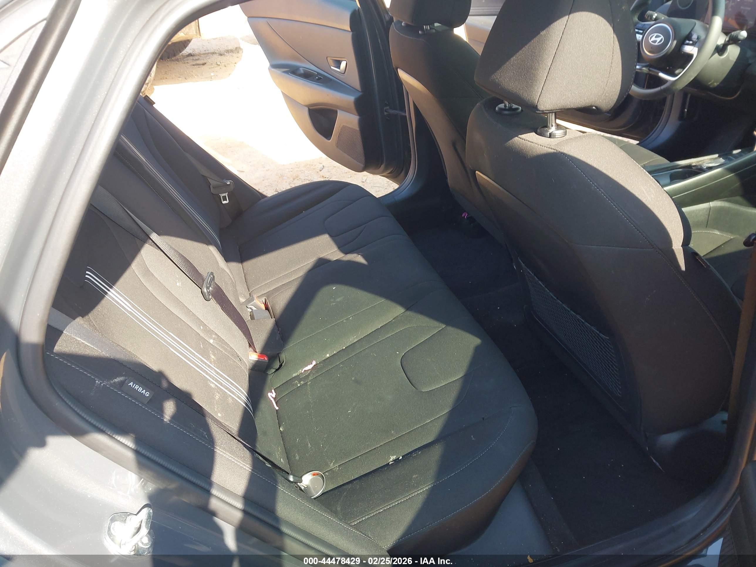 HYUNDAI ELANTRA image 8