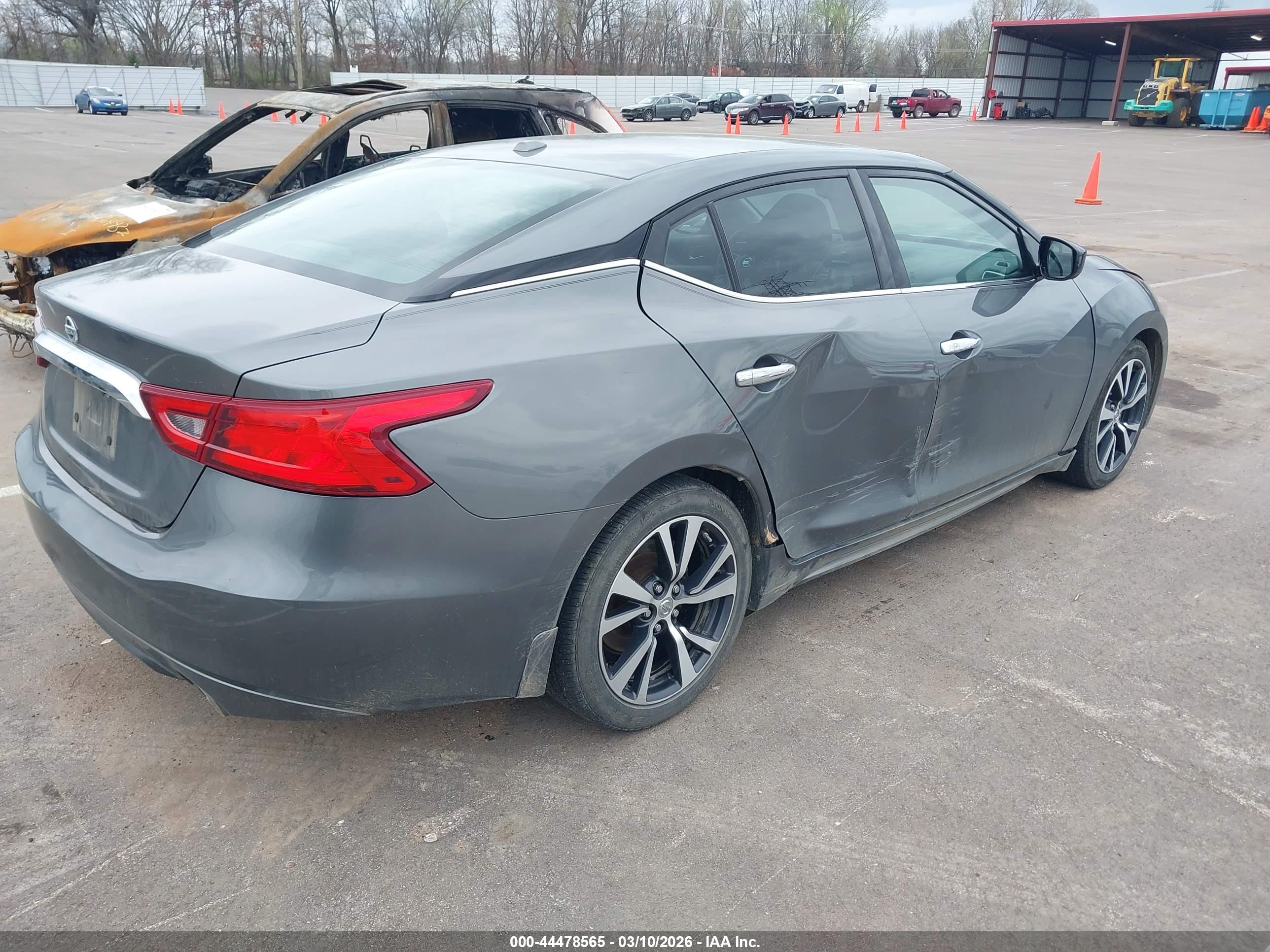 NISSAN MAXIMA image 4