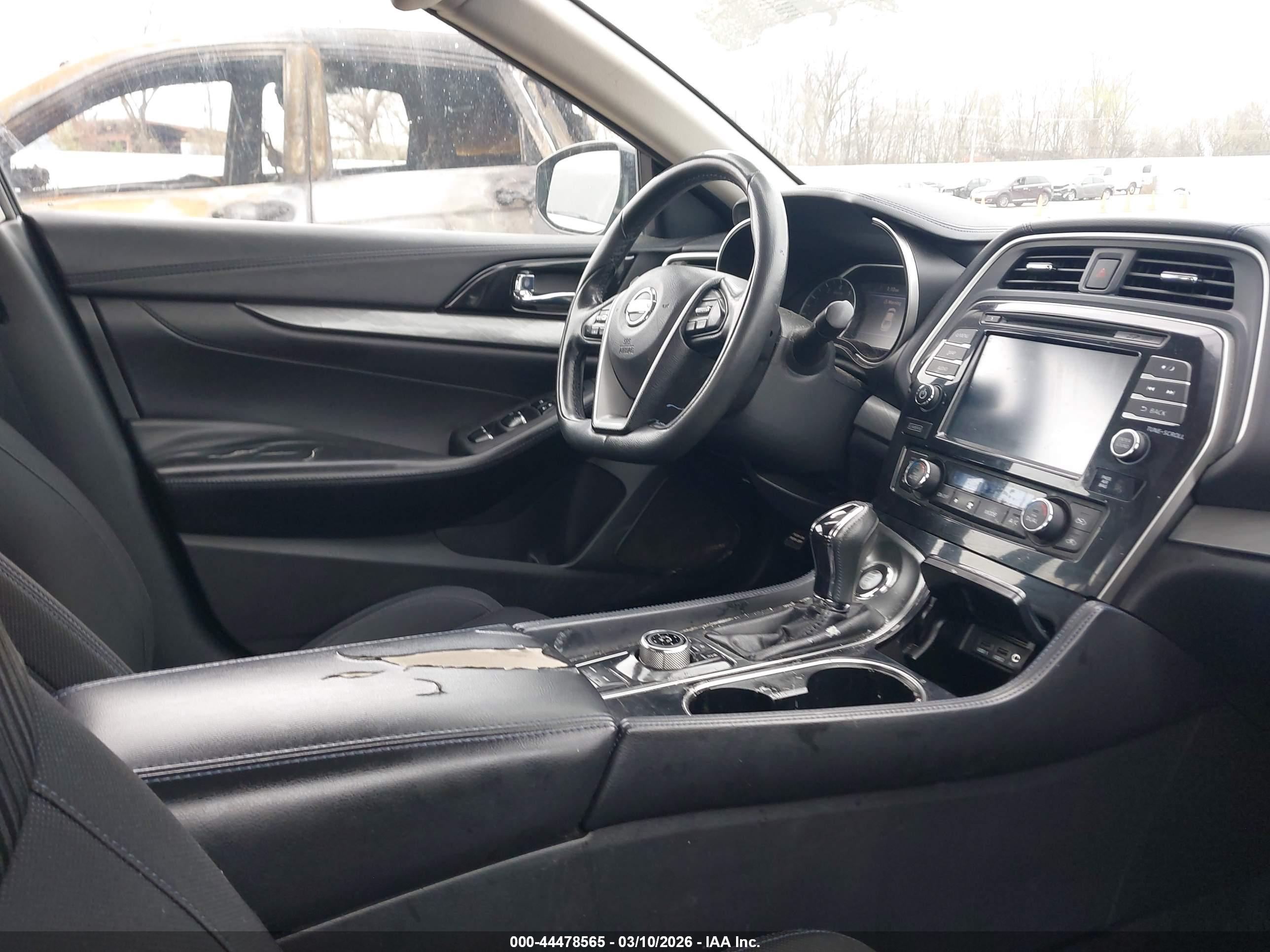 NISSAN MAXIMA image 5