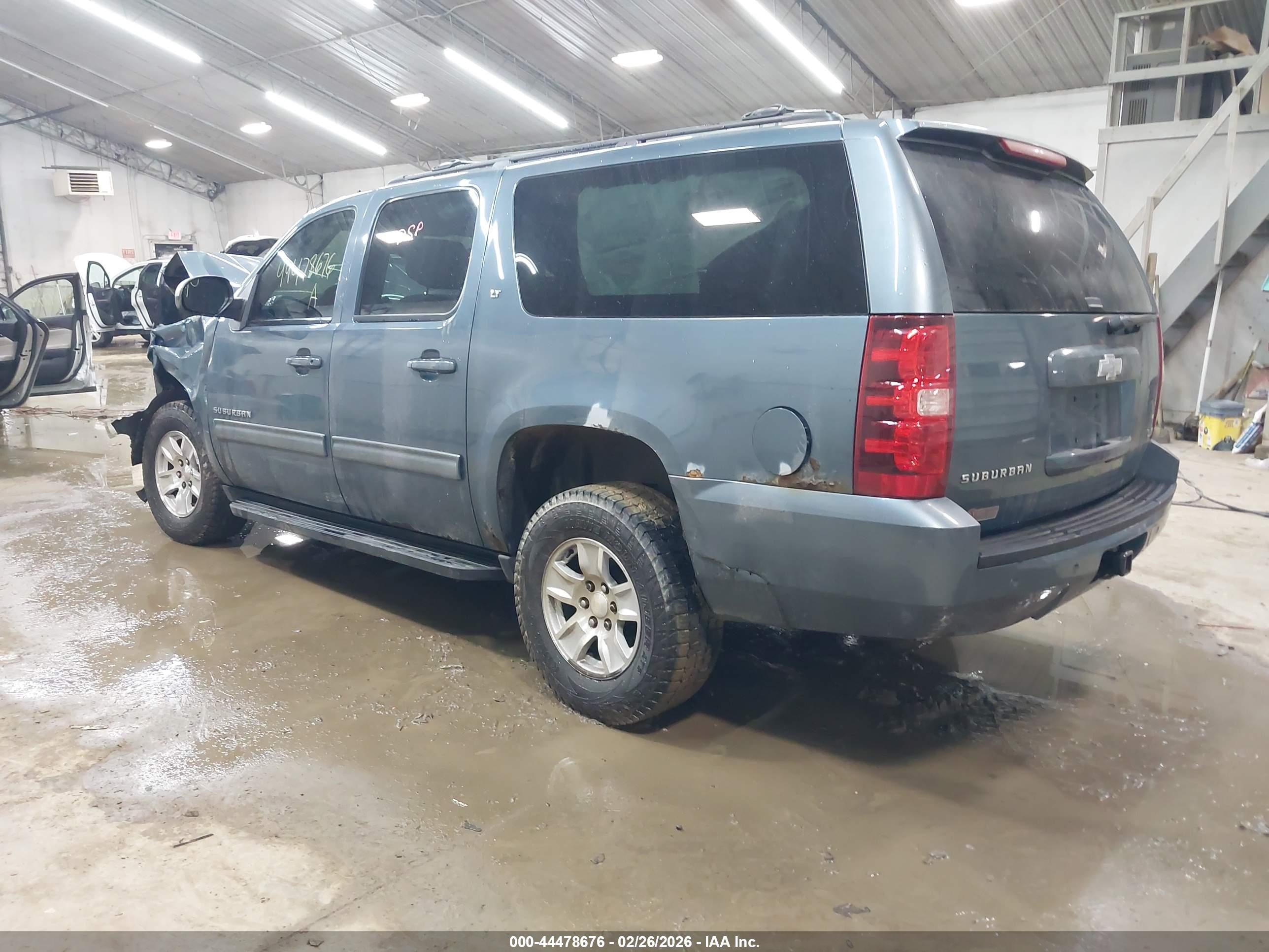 CHEVROLET SUBURBAN image 3