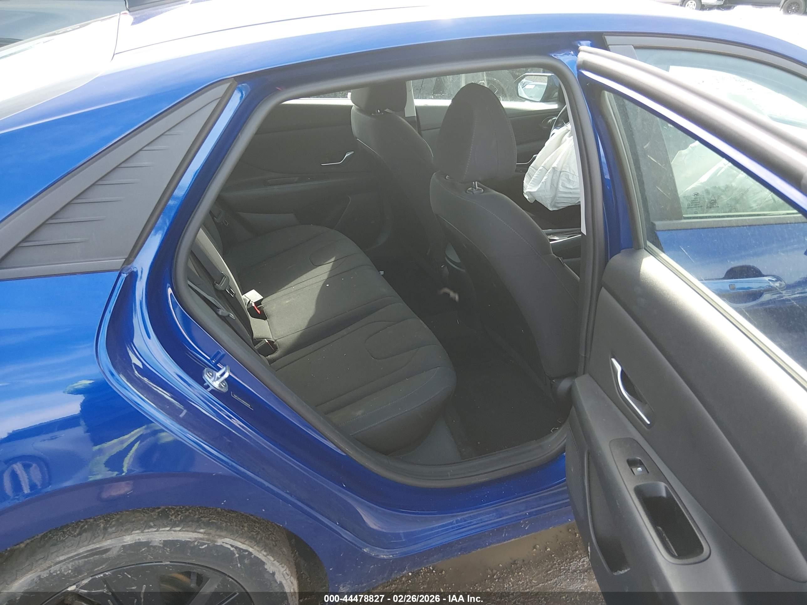 HYUNDAI ELANTRA image 8