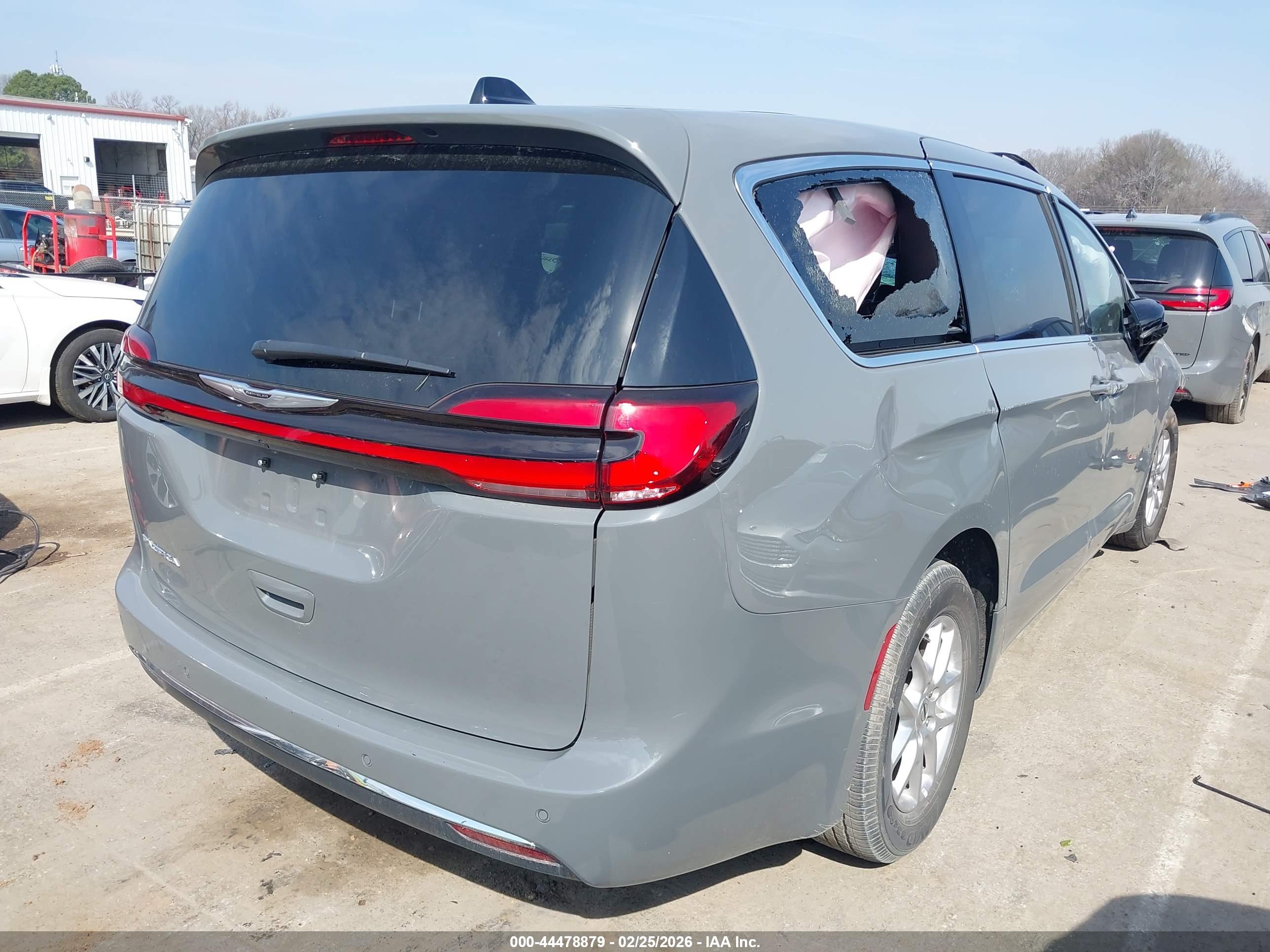 CHRYSLER PACIFICA image 4