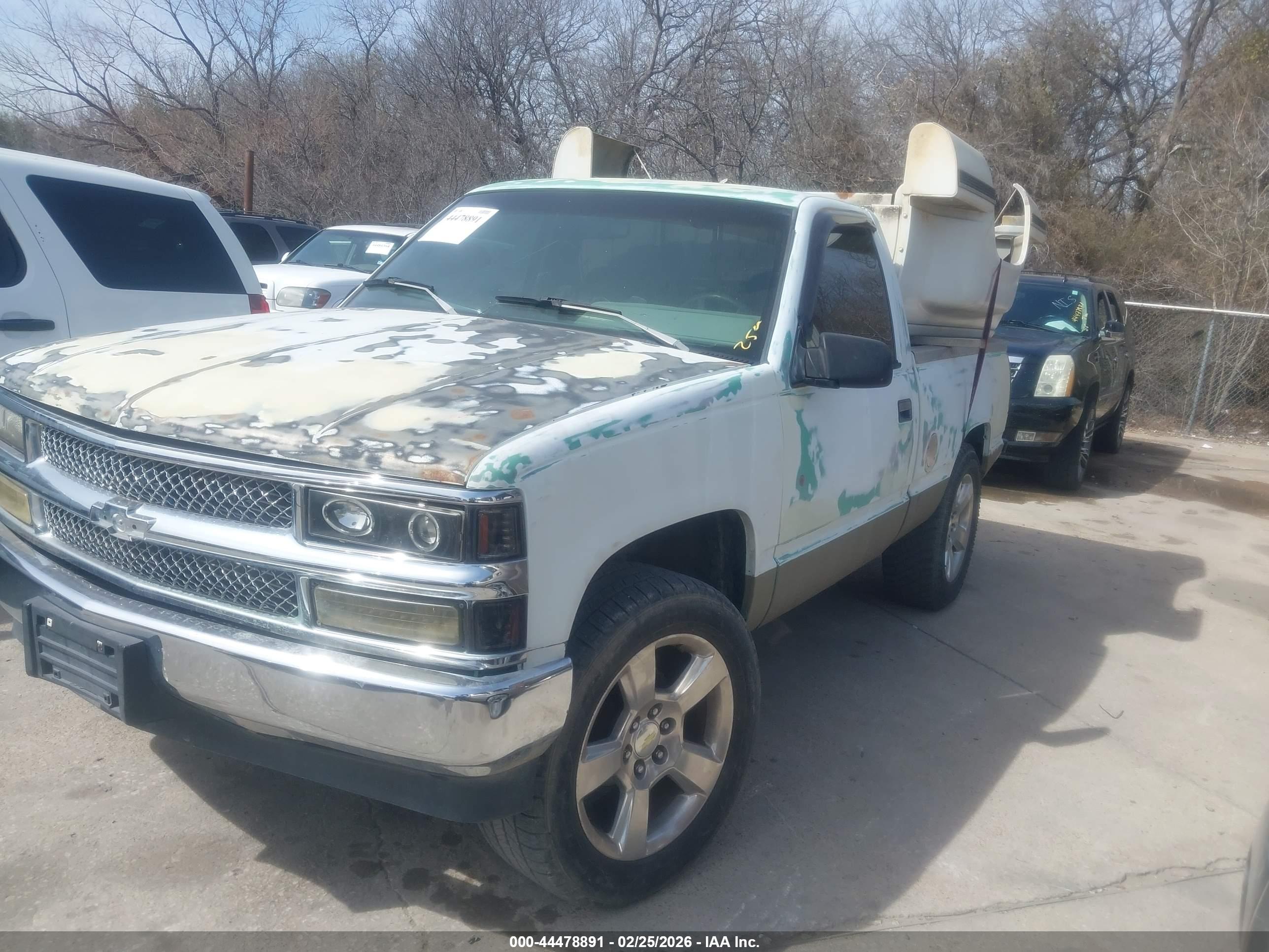 CHEVROLET GMT-400 image 2