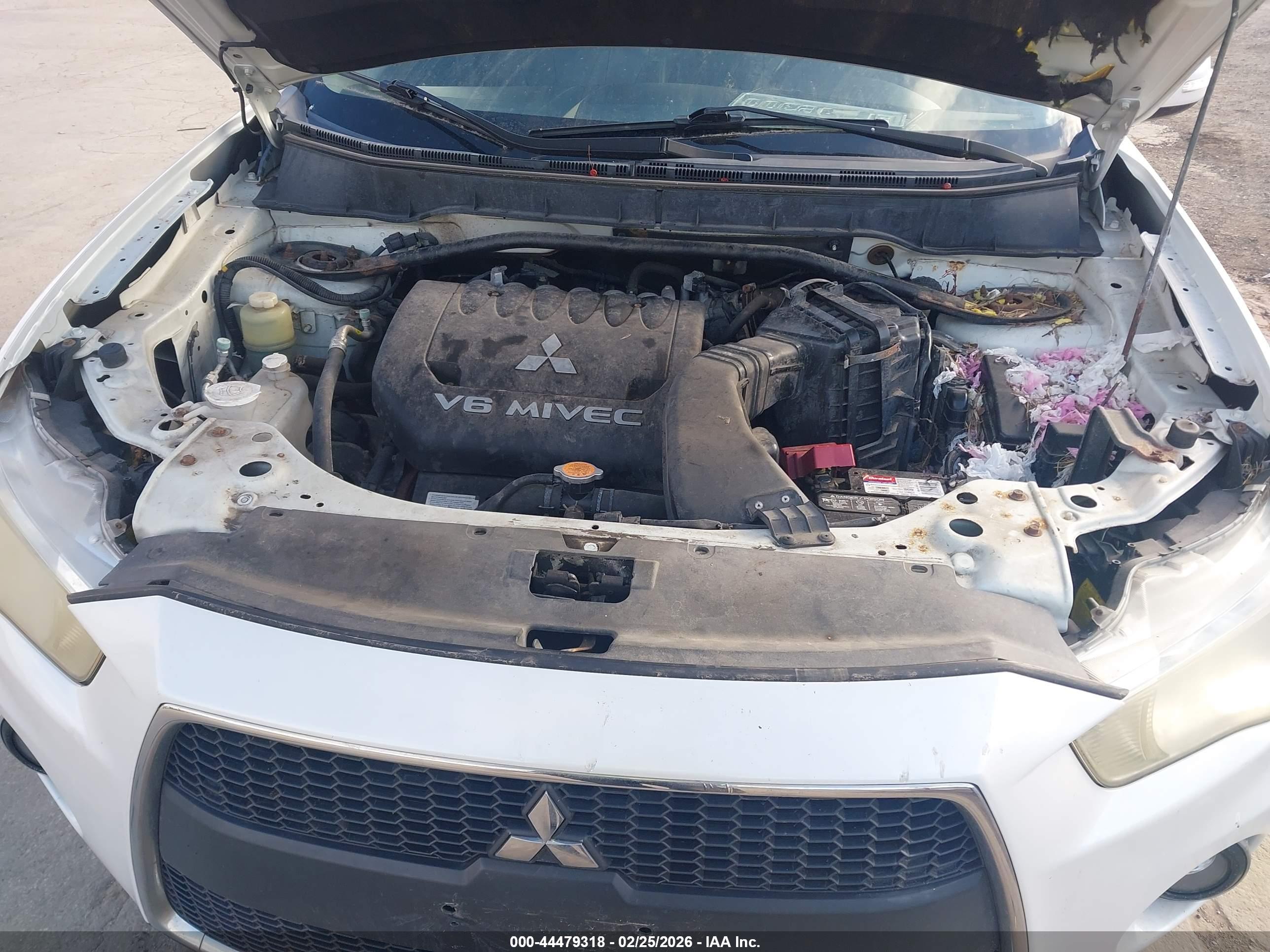 MITSUBISHI OUTLANDER image 10