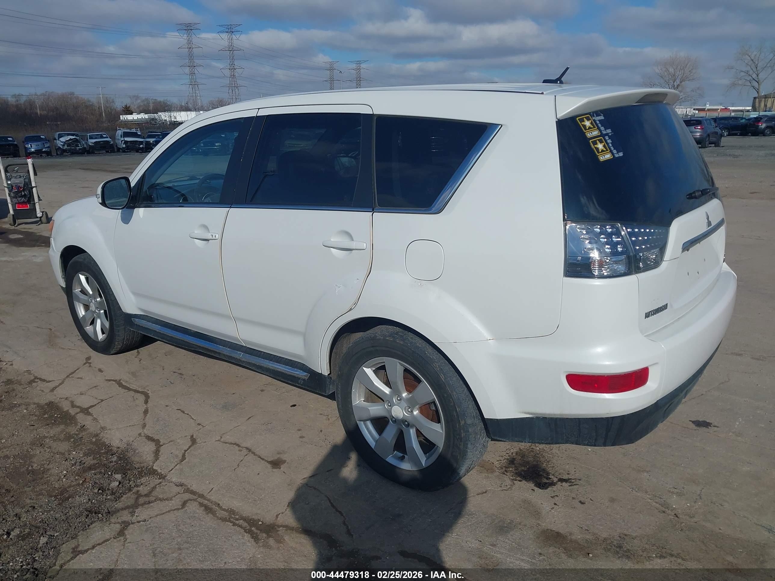 MITSUBISHI OUTLANDER image 3