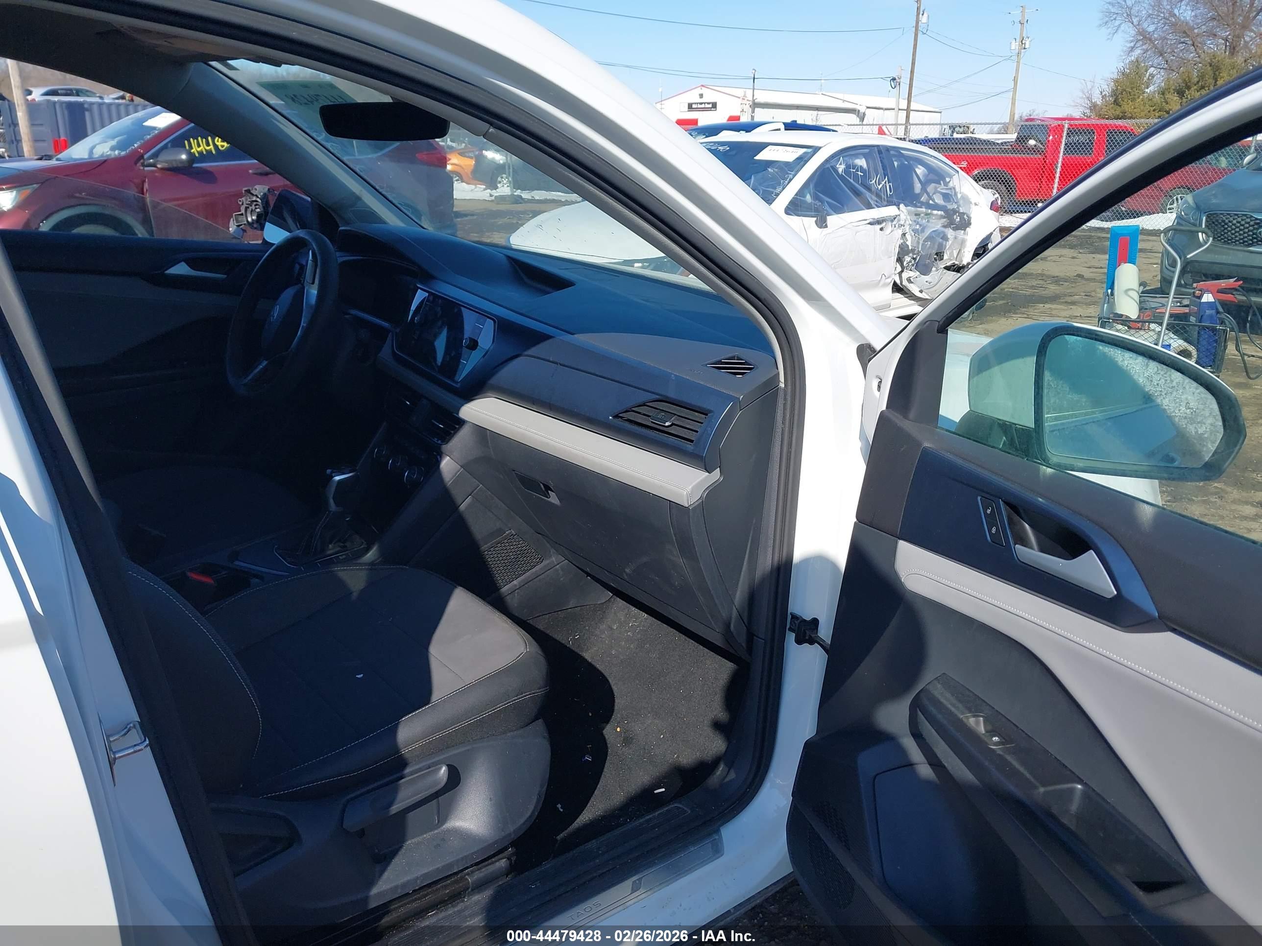 VOLKSWAGEN TAOS image 5