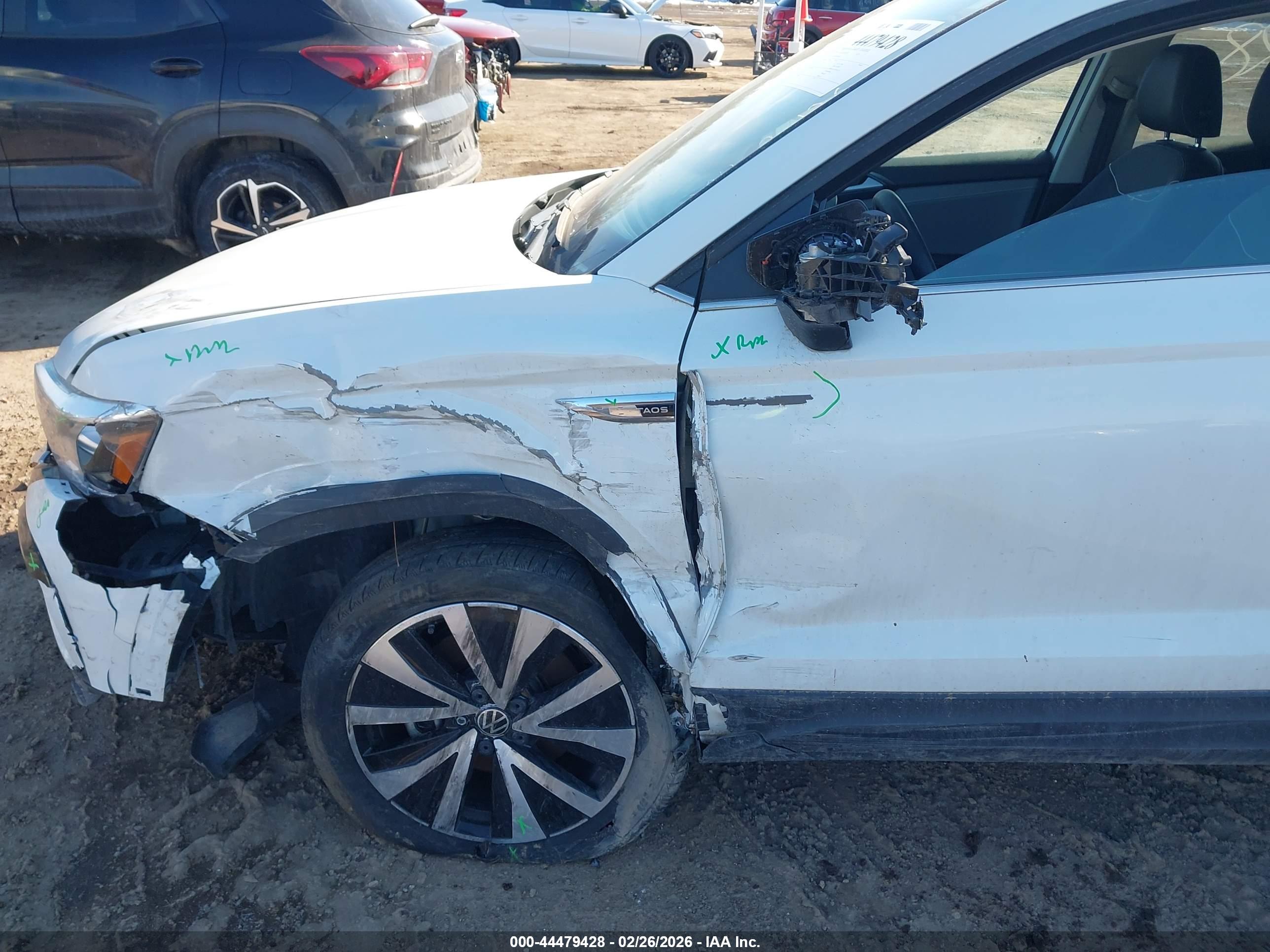 VOLKSWAGEN TAOS image 6