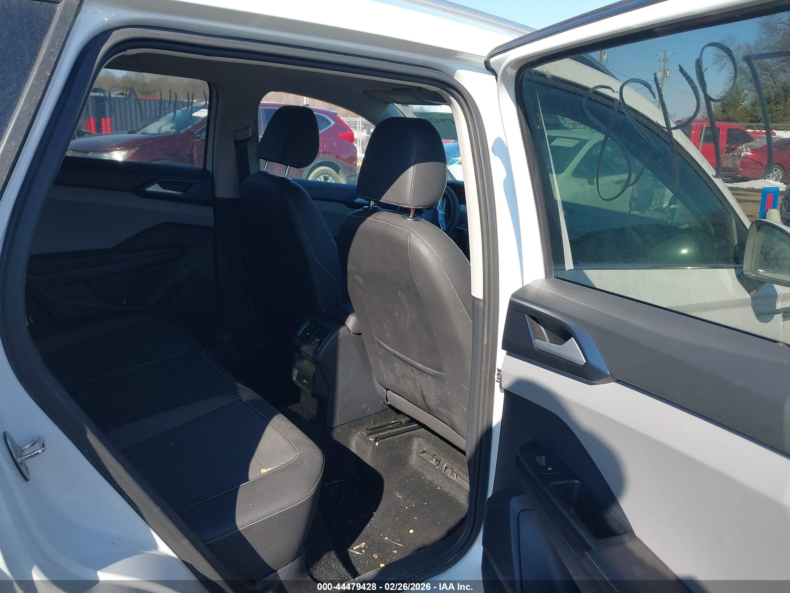 VOLKSWAGEN TAOS image 8