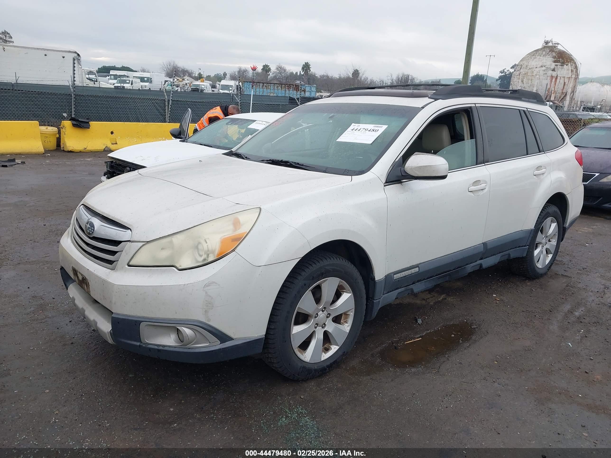 SUBARU OUTBACK image 2