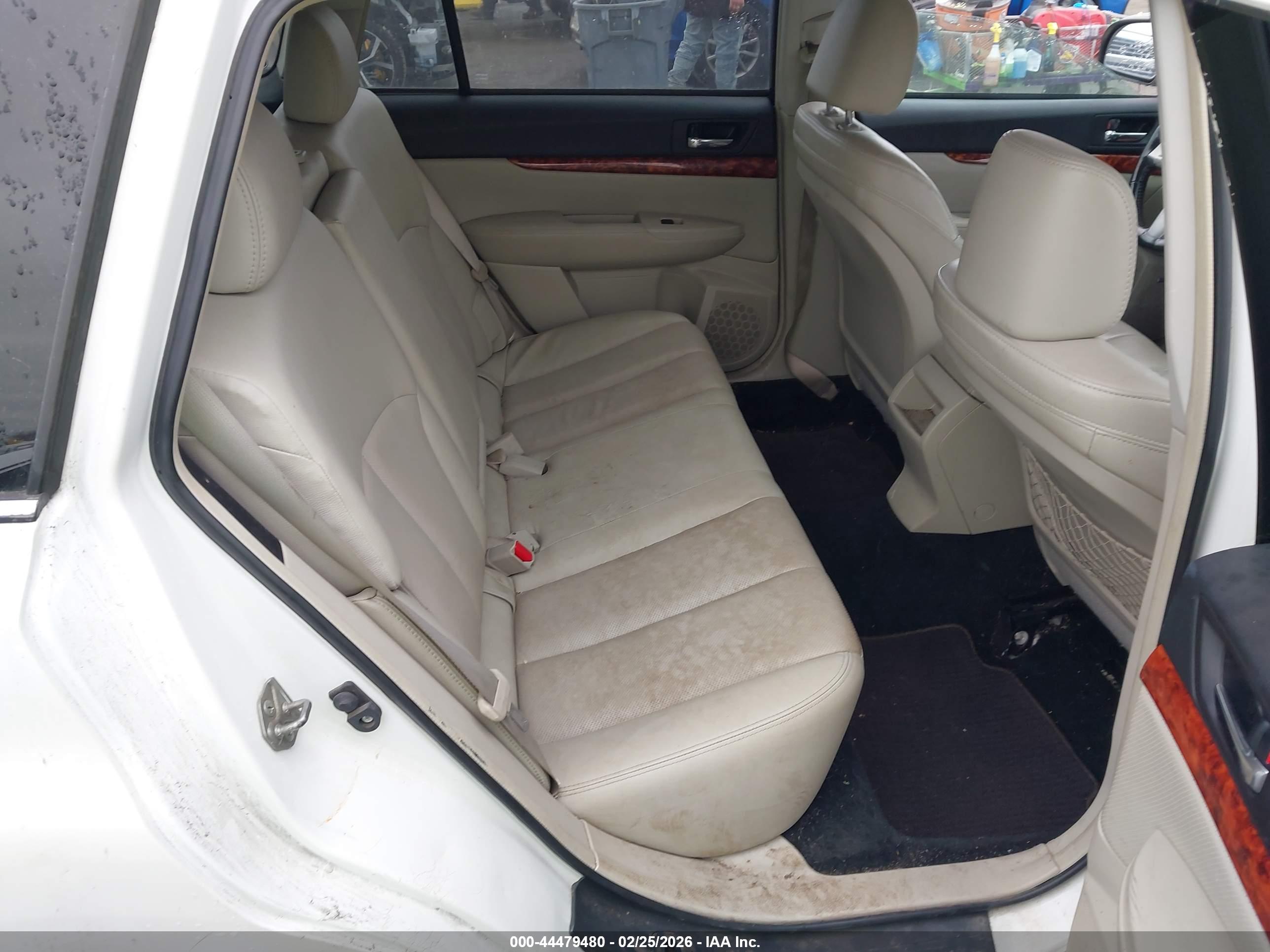 SUBARU OUTBACK image 8