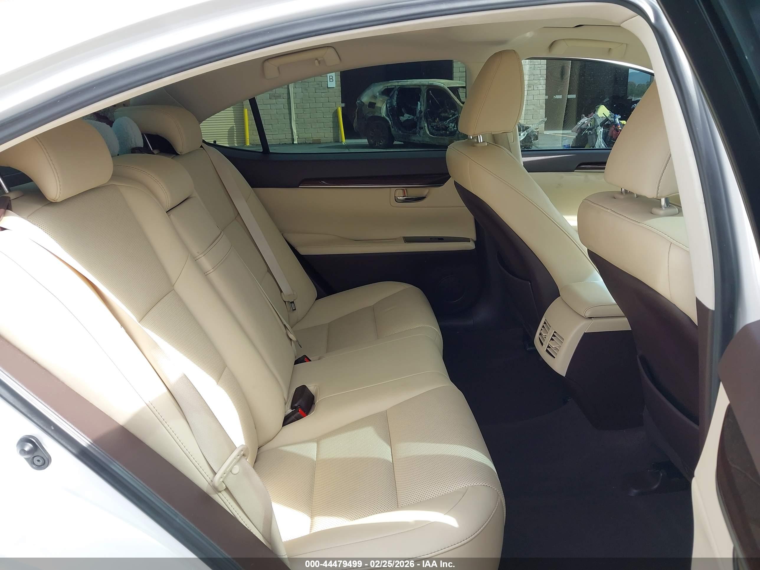 LEXUS ES image 8