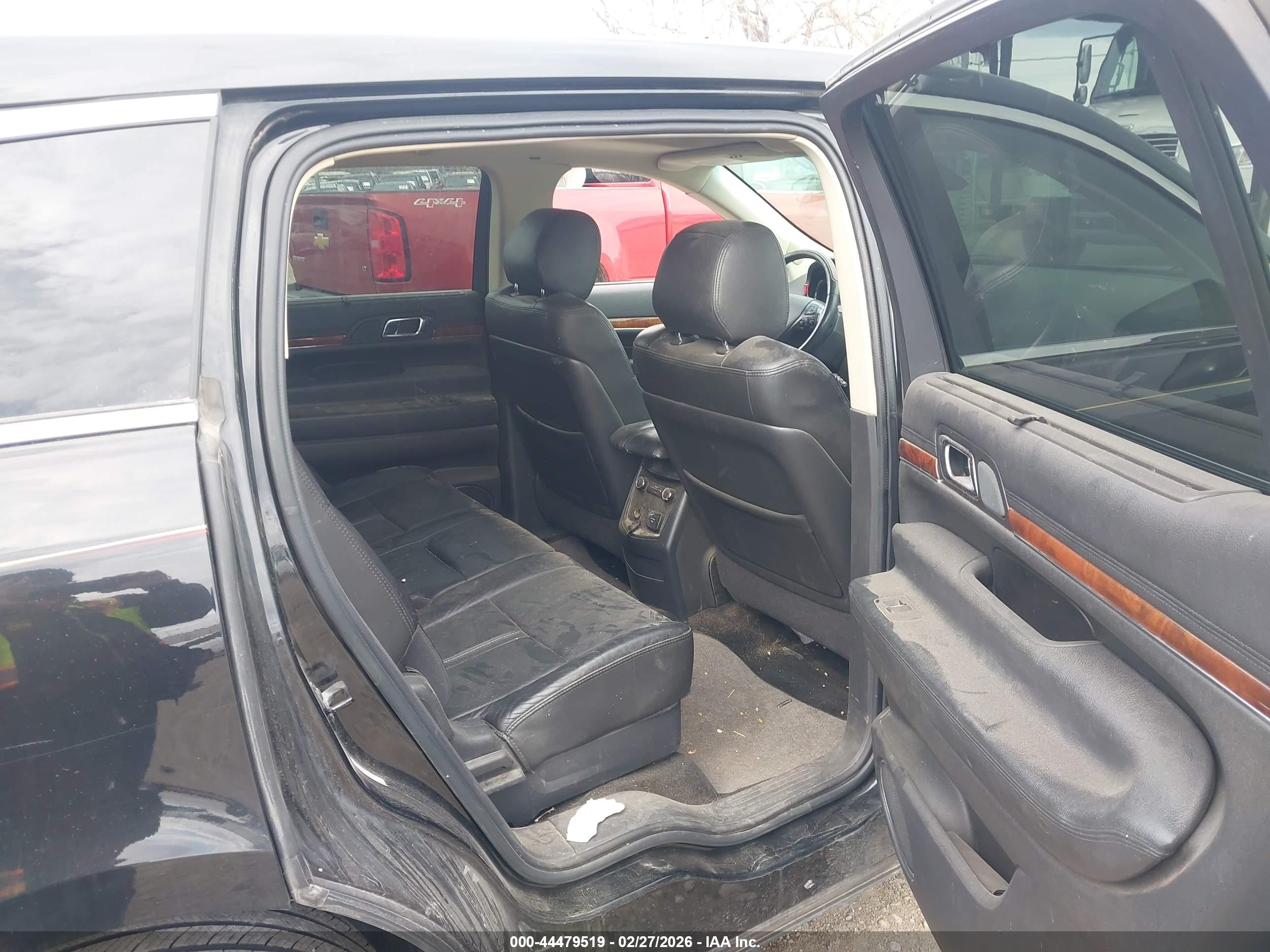LINCOLN MKT image 8