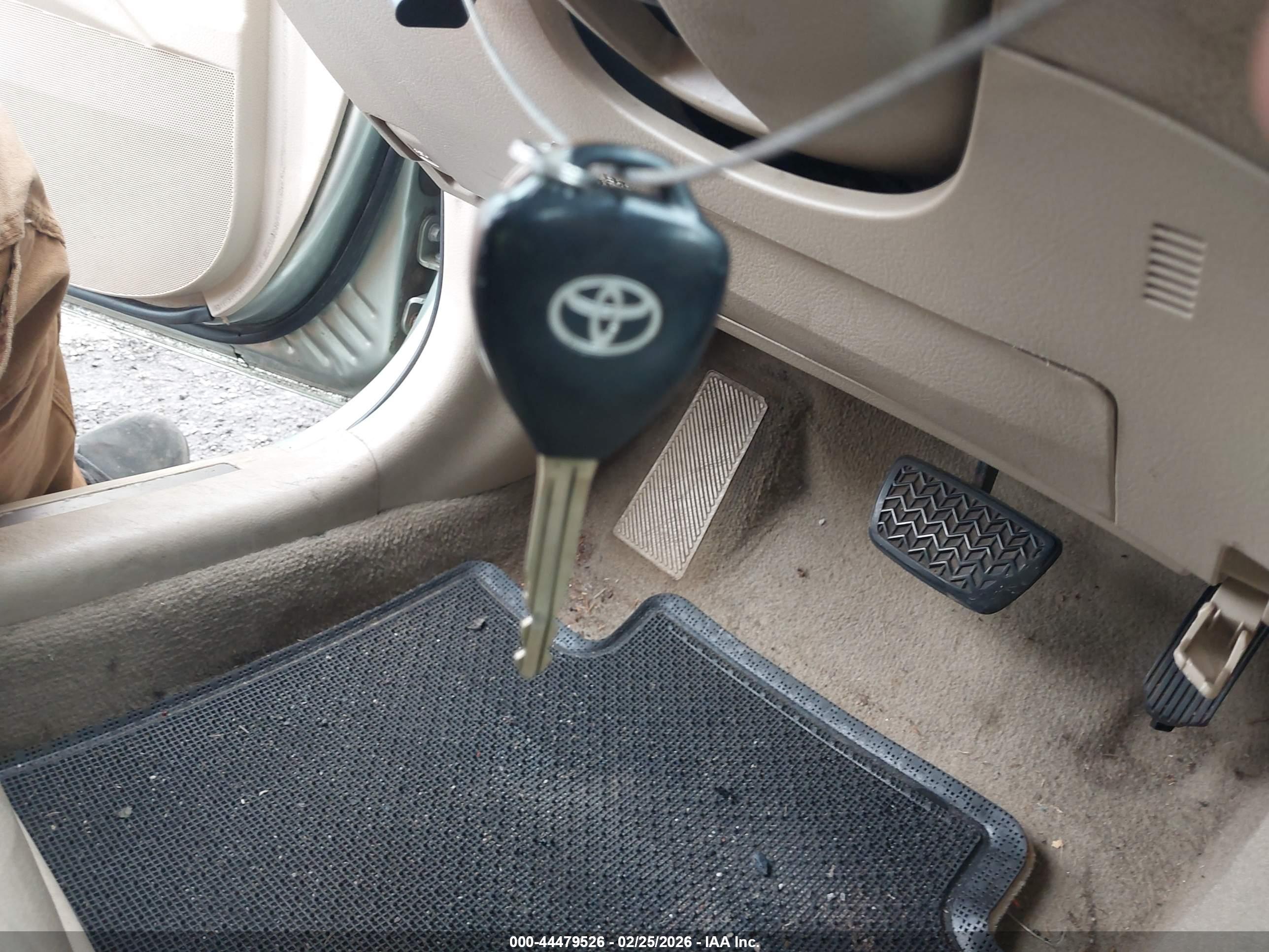 TOYOTA AVALON image 11