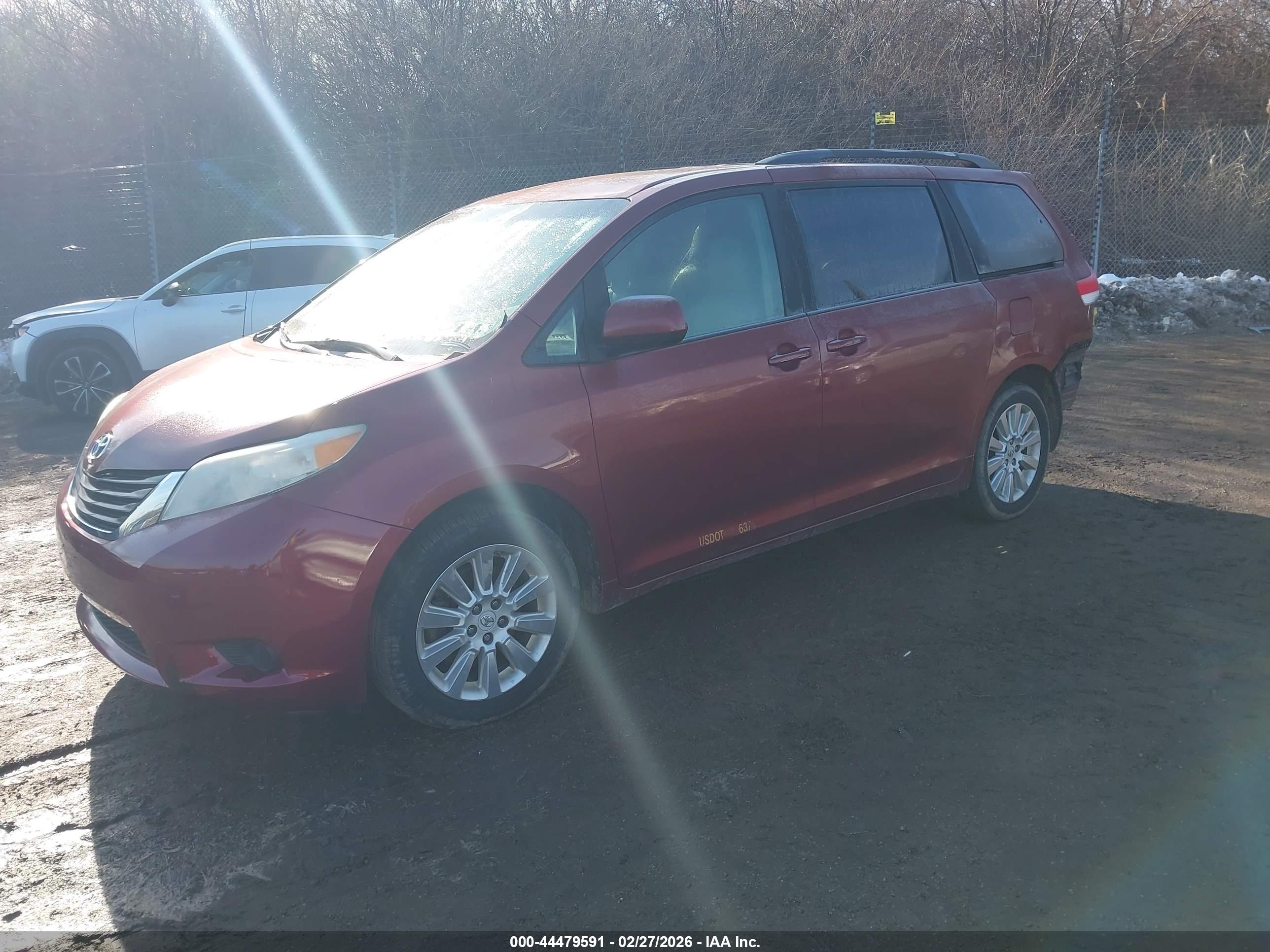 TOYOTA SIENNA image 2