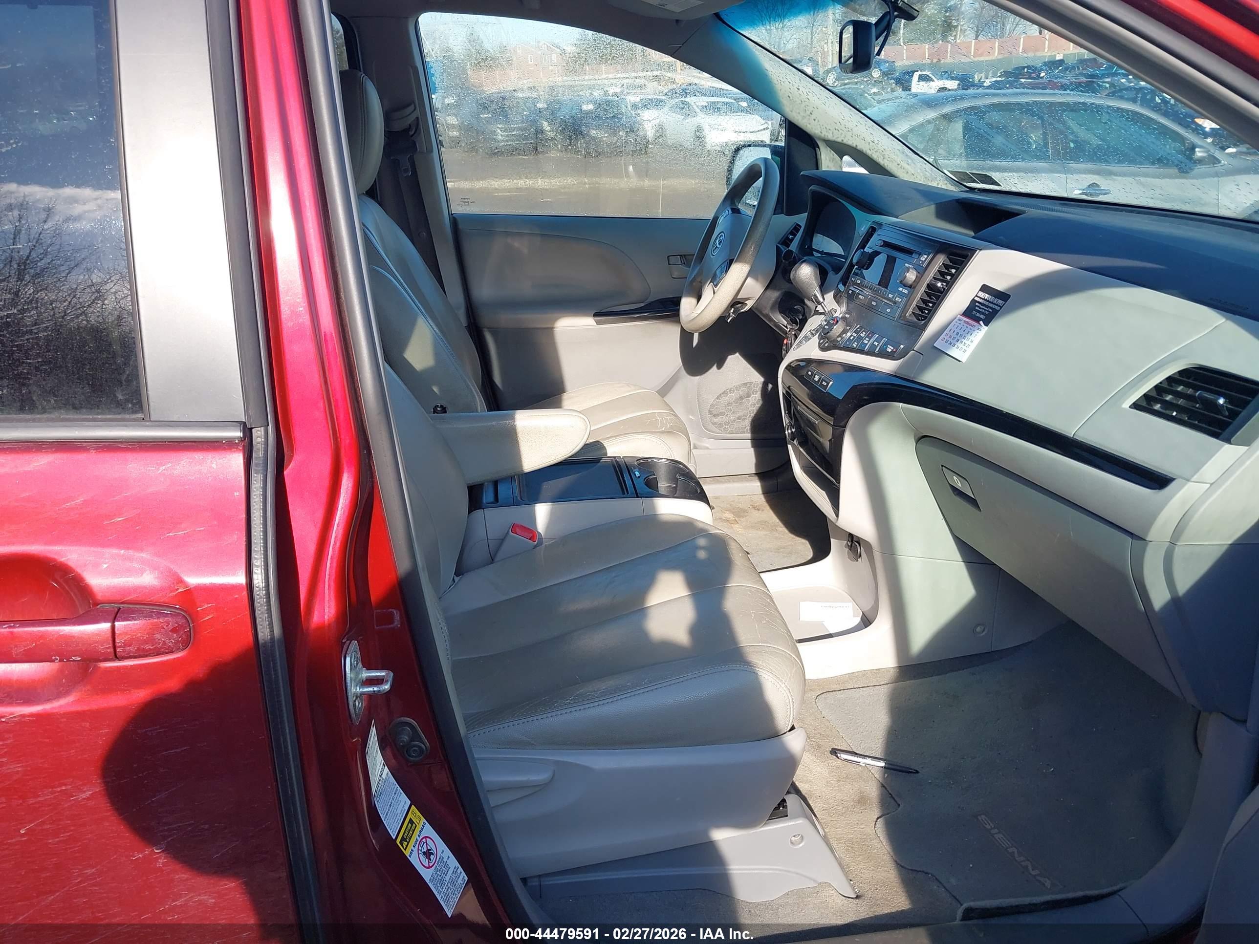 TOYOTA SIENNA image 5