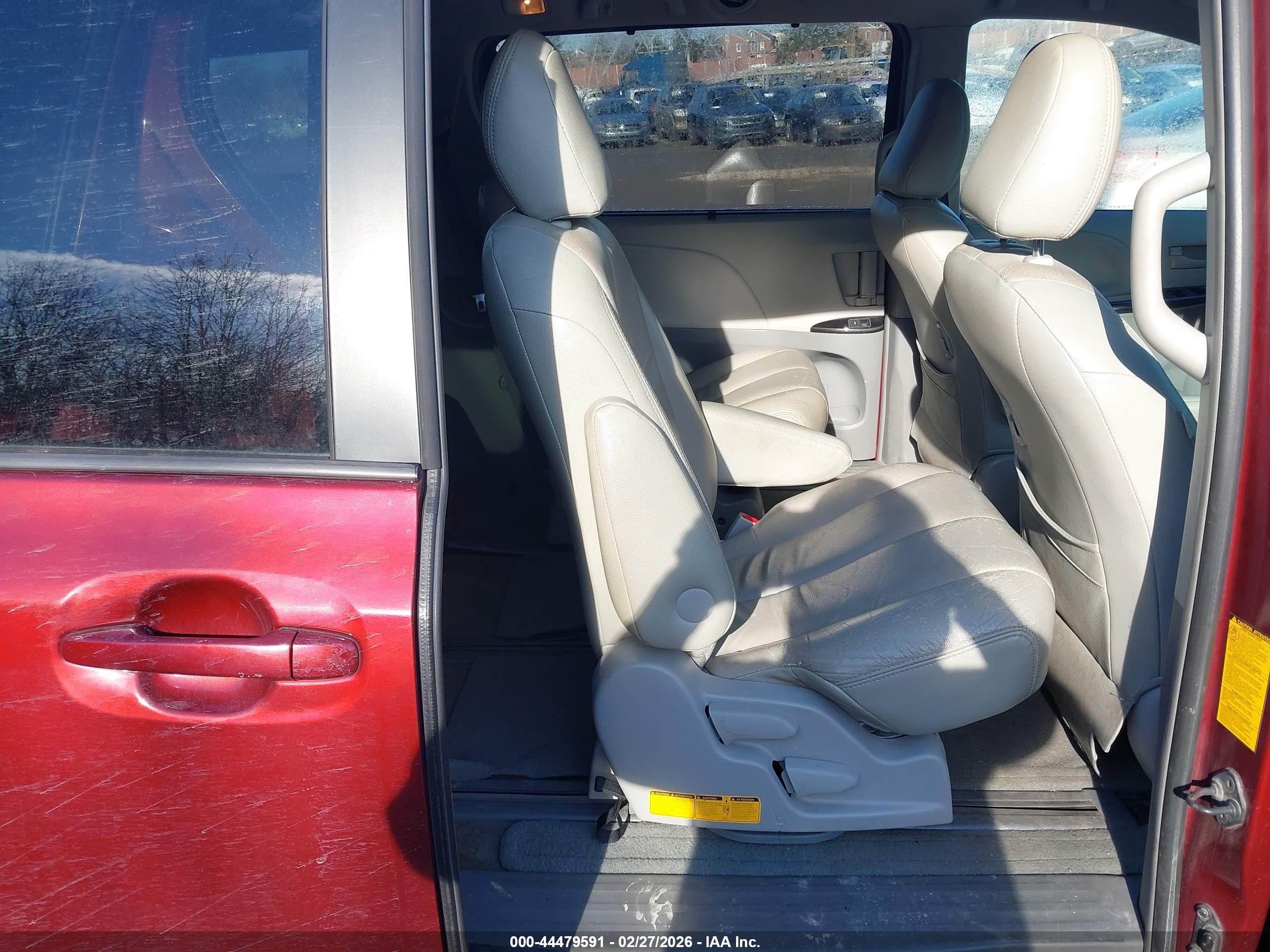 TOYOTA SIENNA image 8