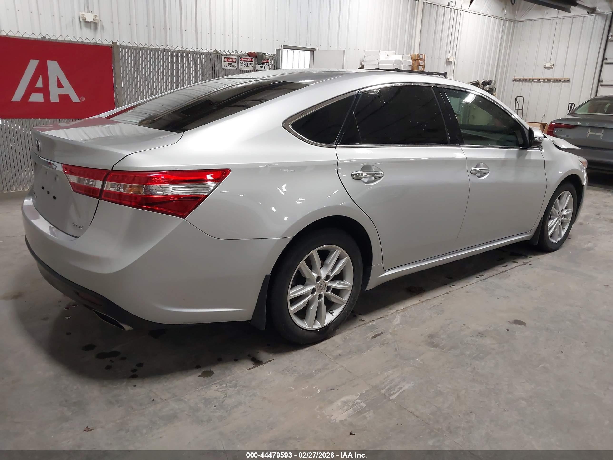 TOYOTA AVALON image 4