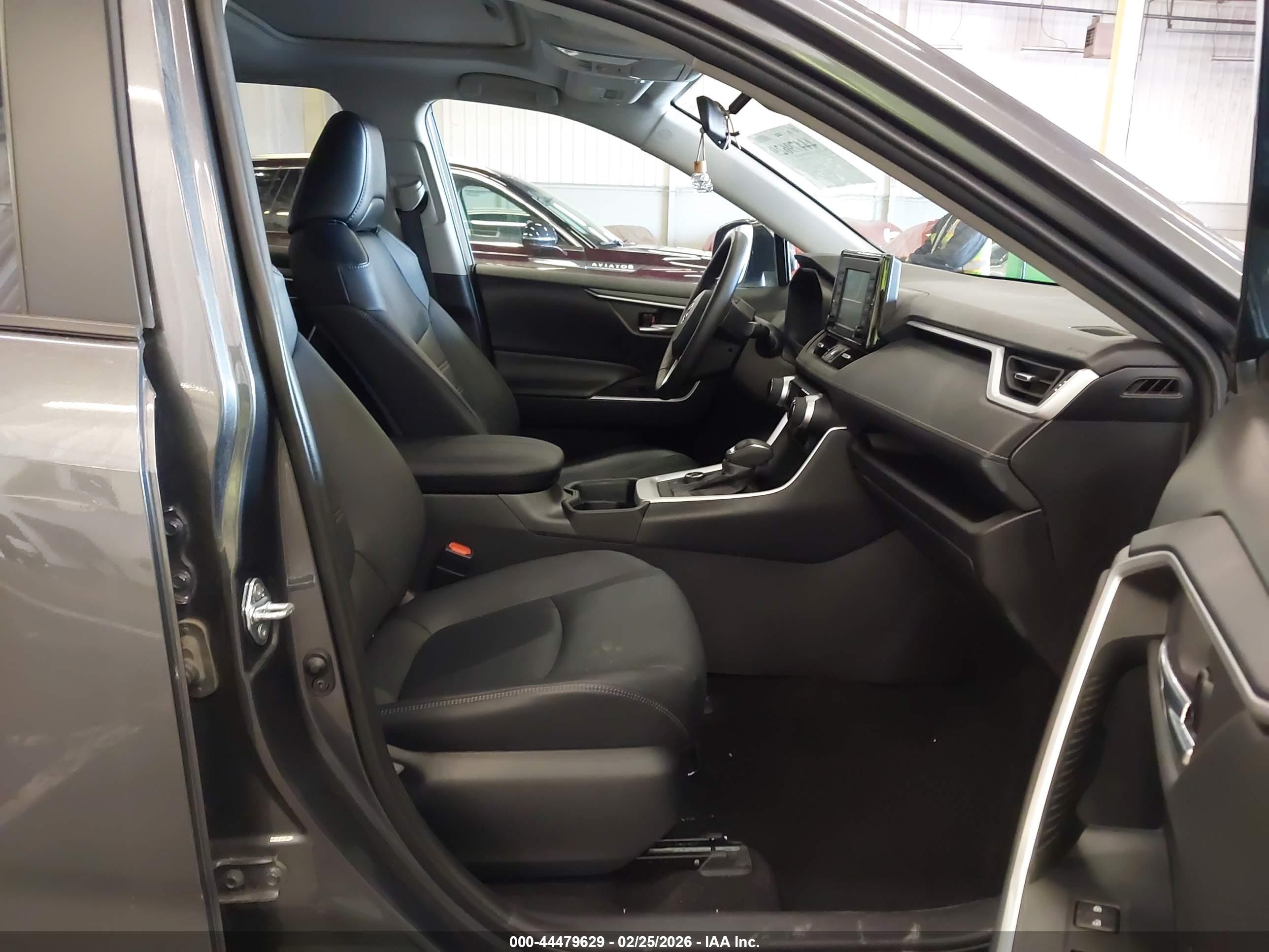TOYOTA RAV4 image 5