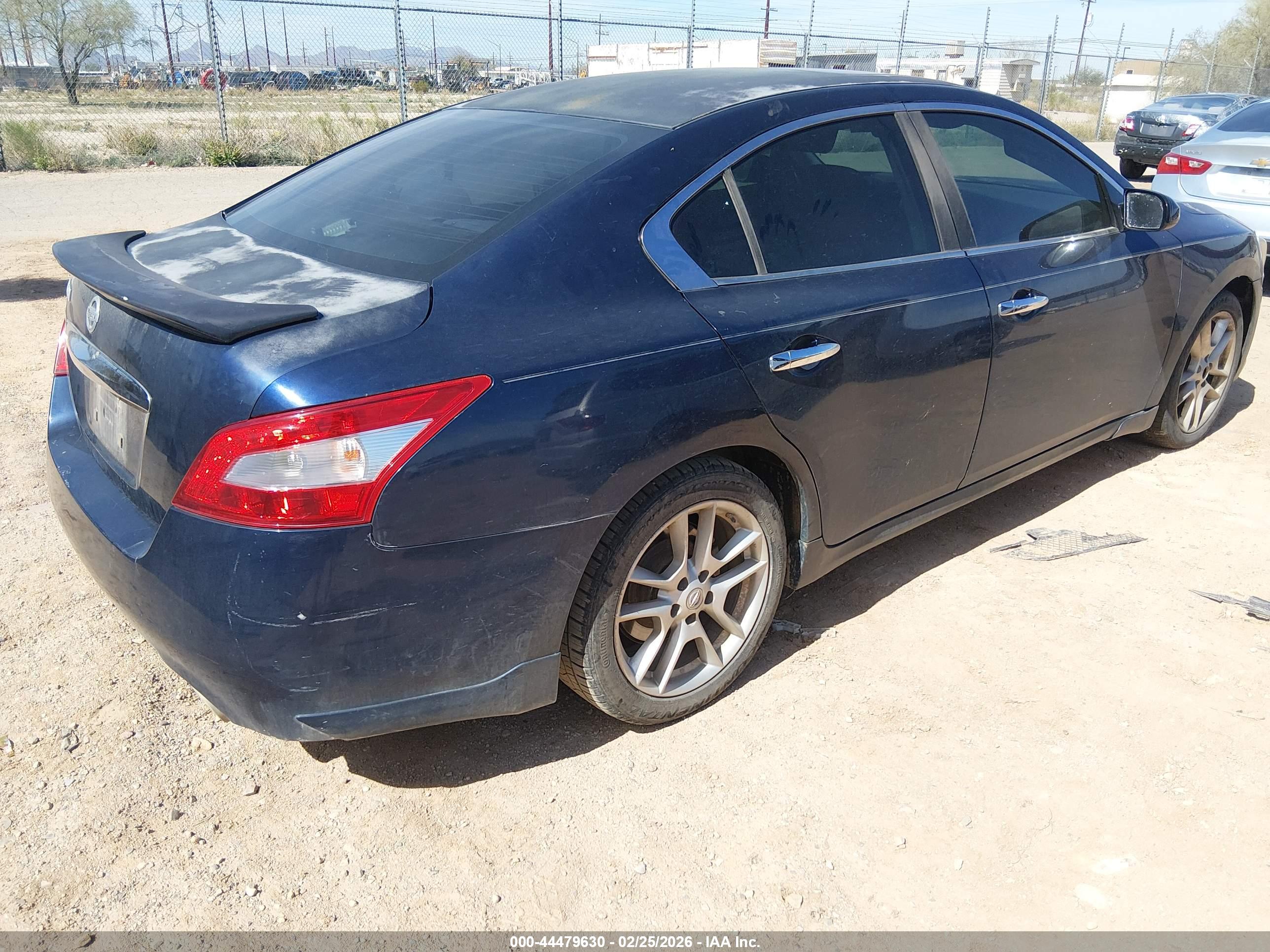 NISSAN MAXIMA image 4