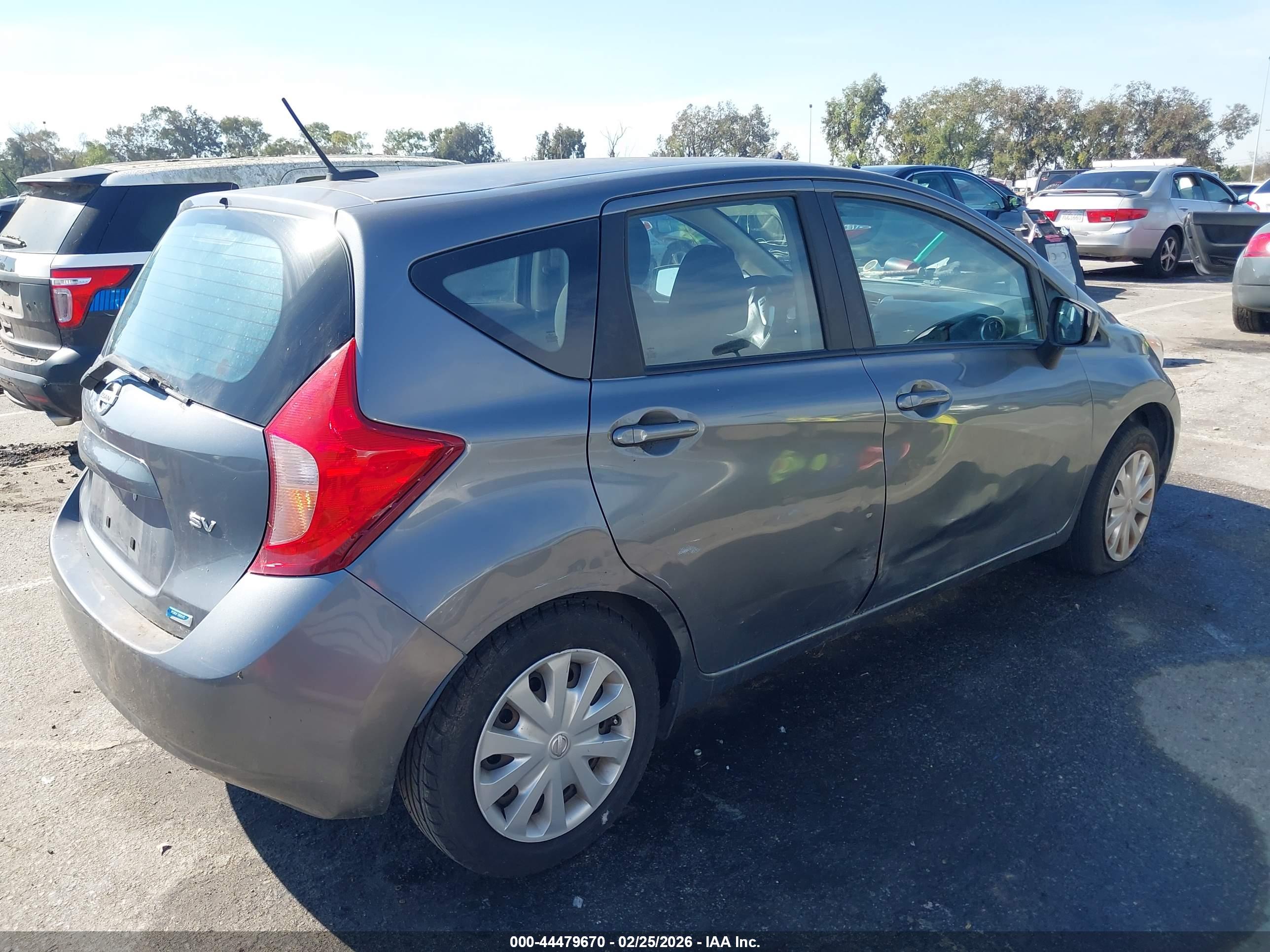 NISSAN VERSA image 4