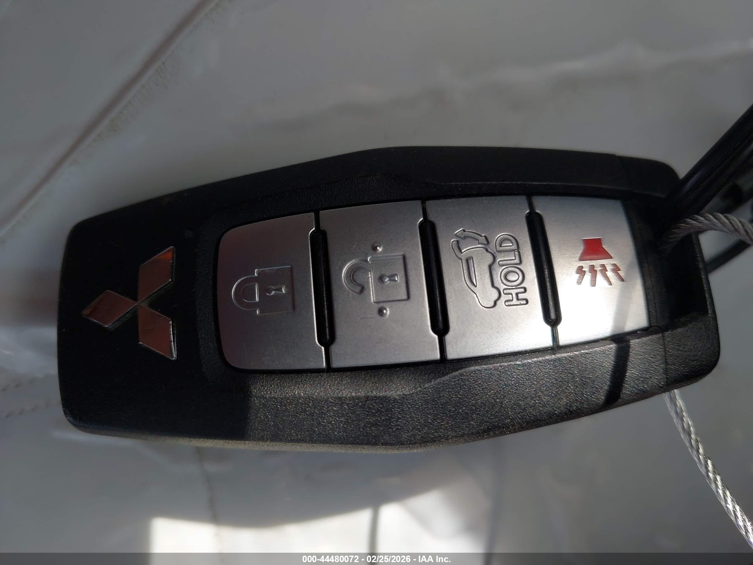 MITSUBISHI OUTLANDER image 11