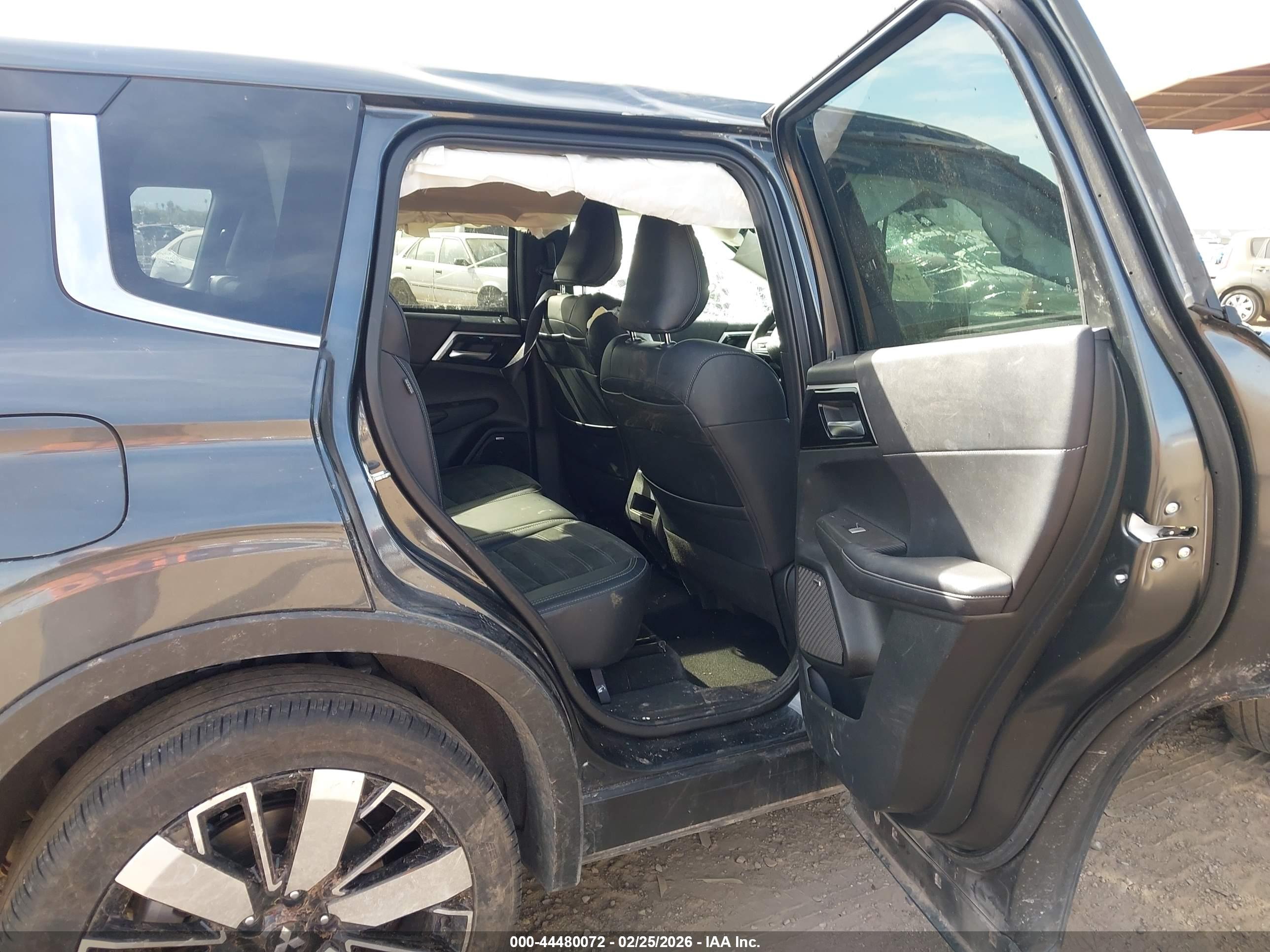 MITSUBISHI OUTLANDER image 8