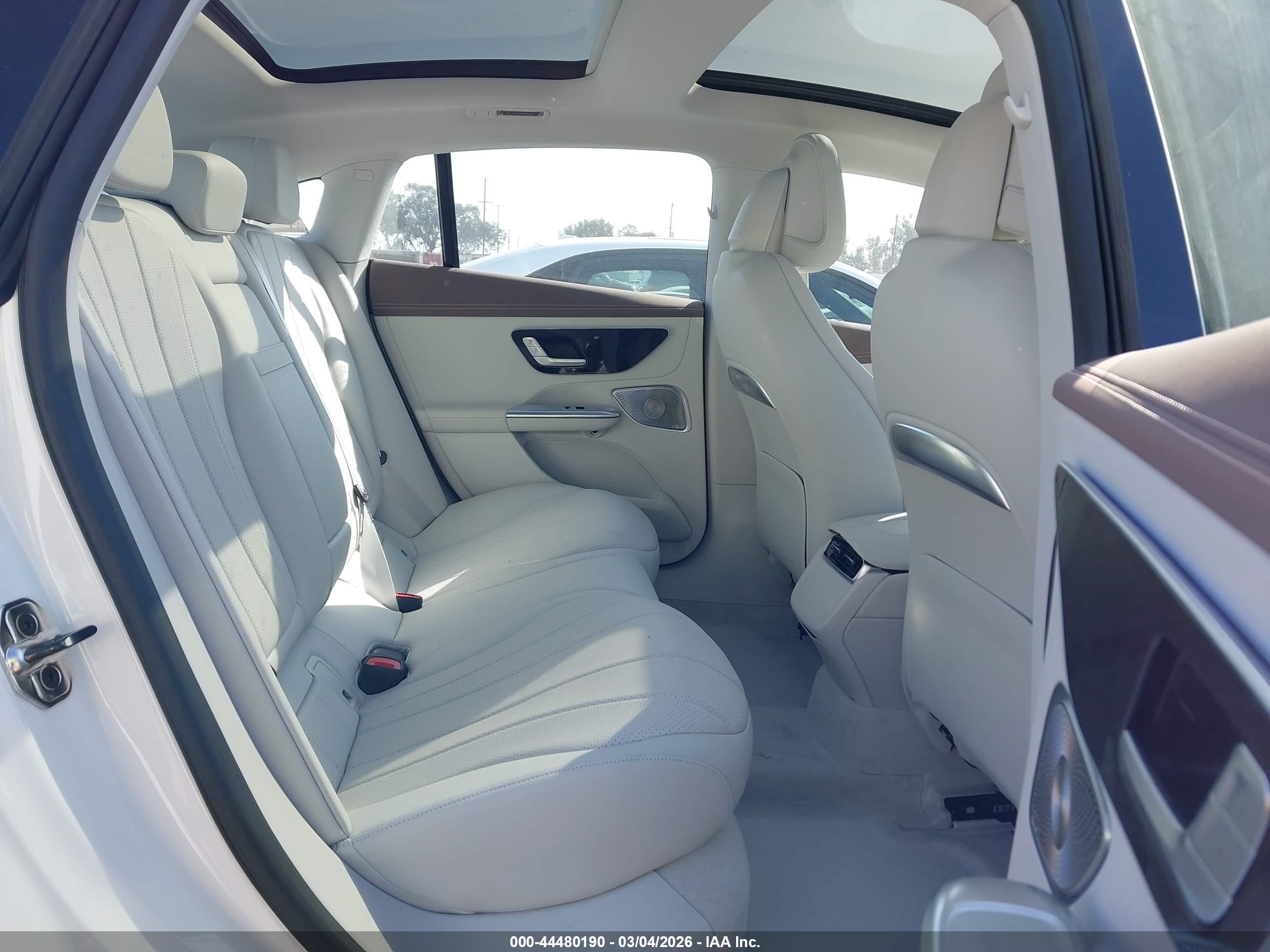 MERCEDES-BENZ EQE image 8