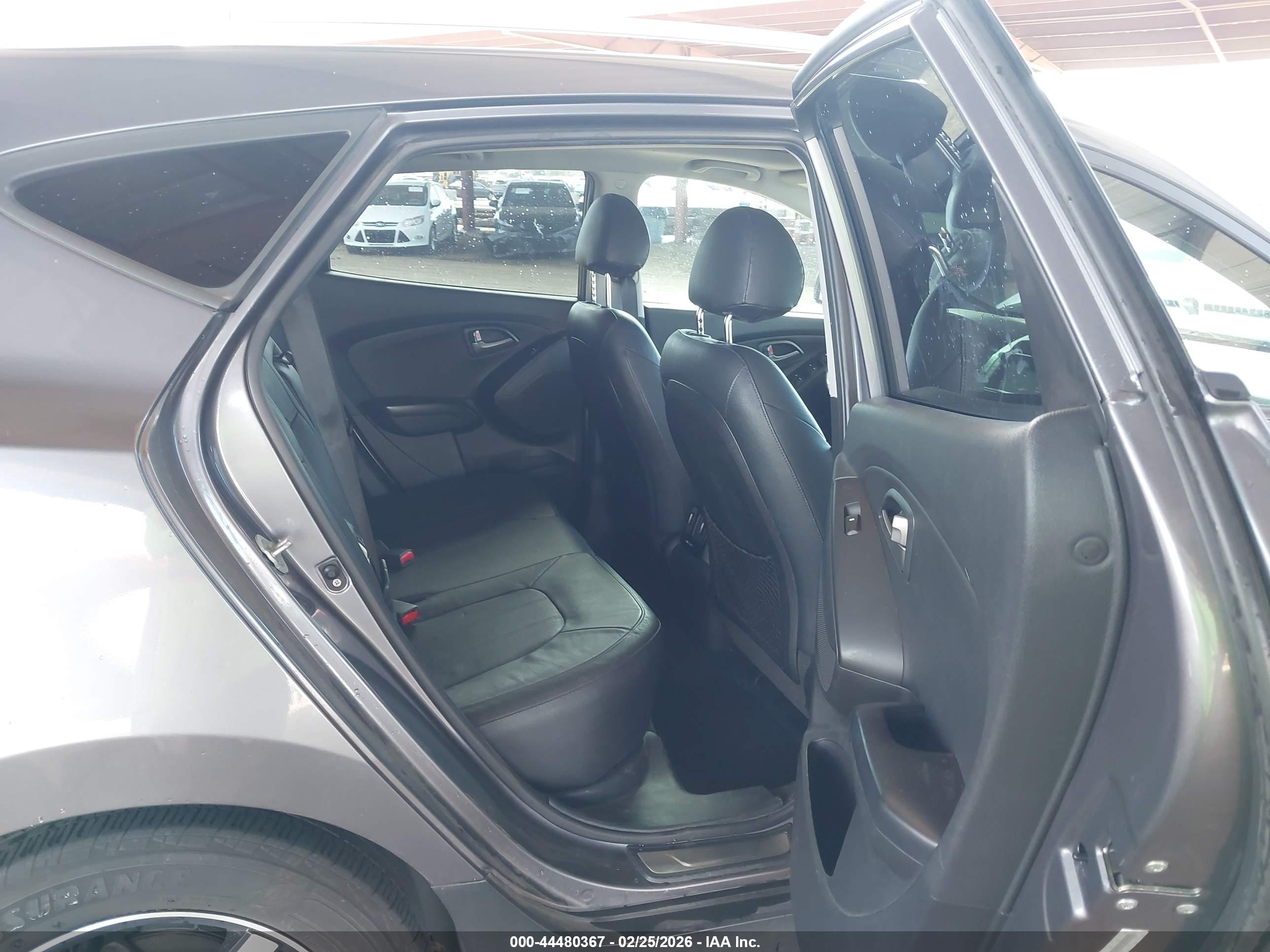 HYUNDAI TUCSON image 8