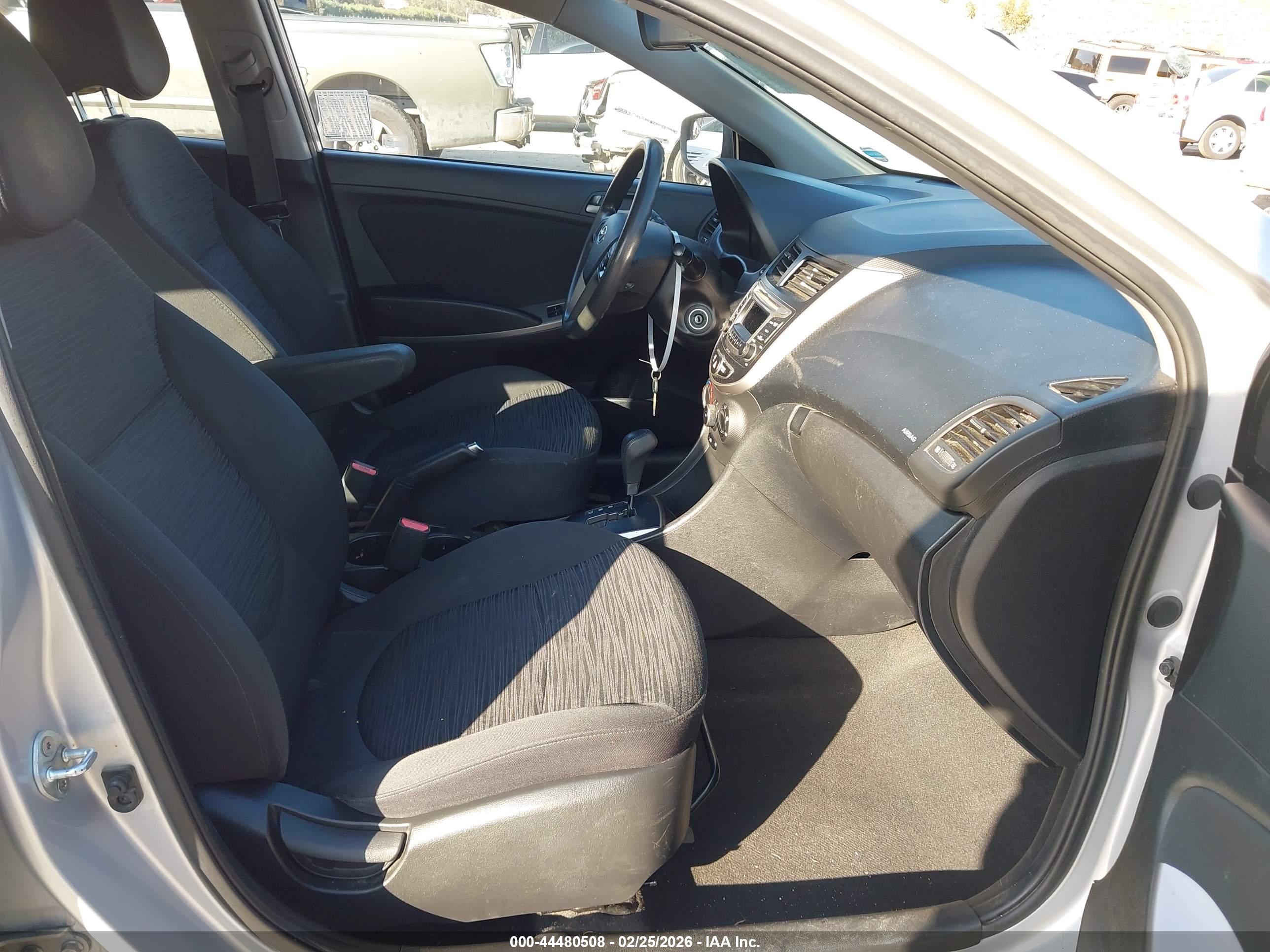 HYUNDAI ACCENT image 5