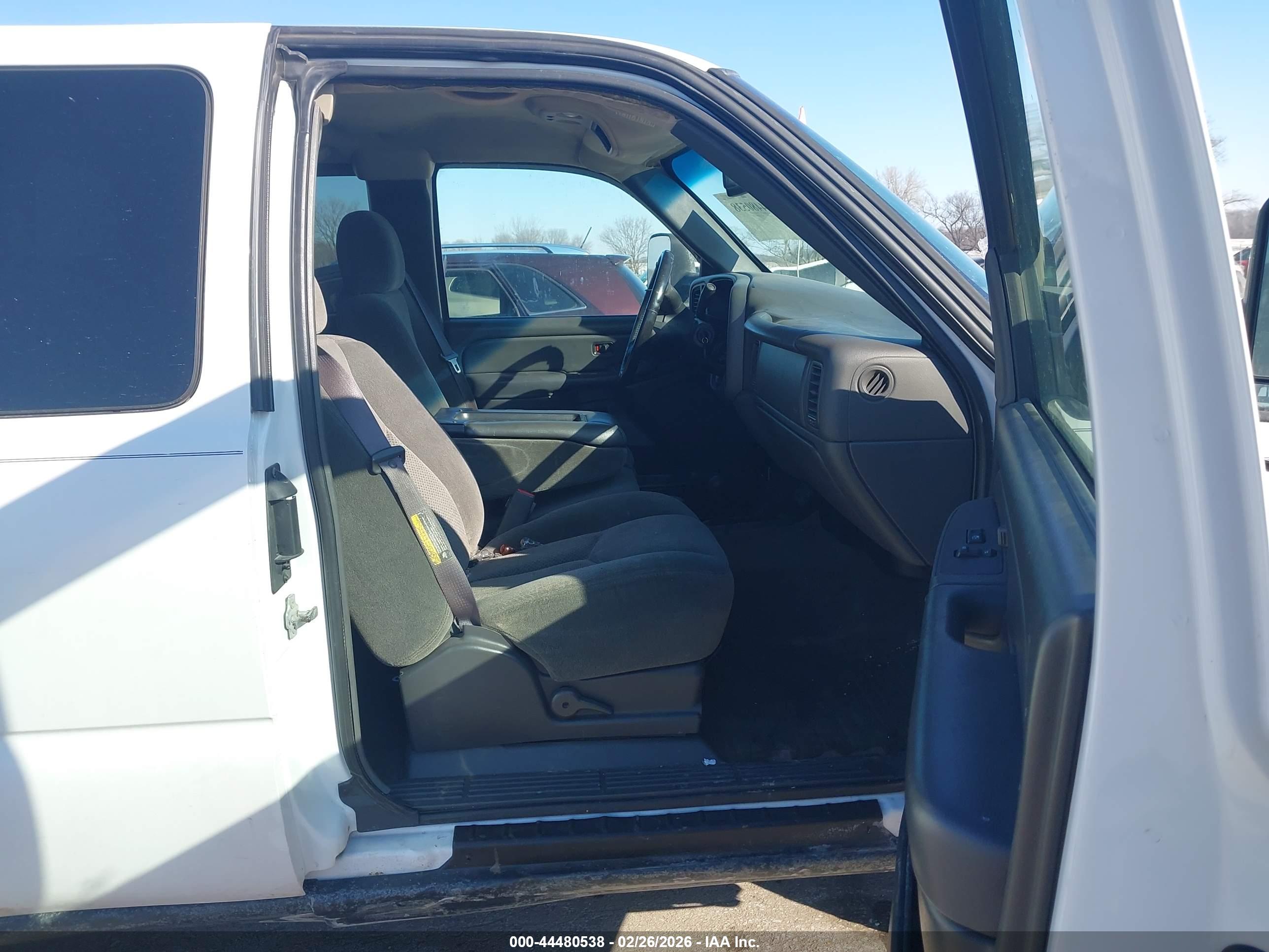 CHEVROLET SILVERADO image 5