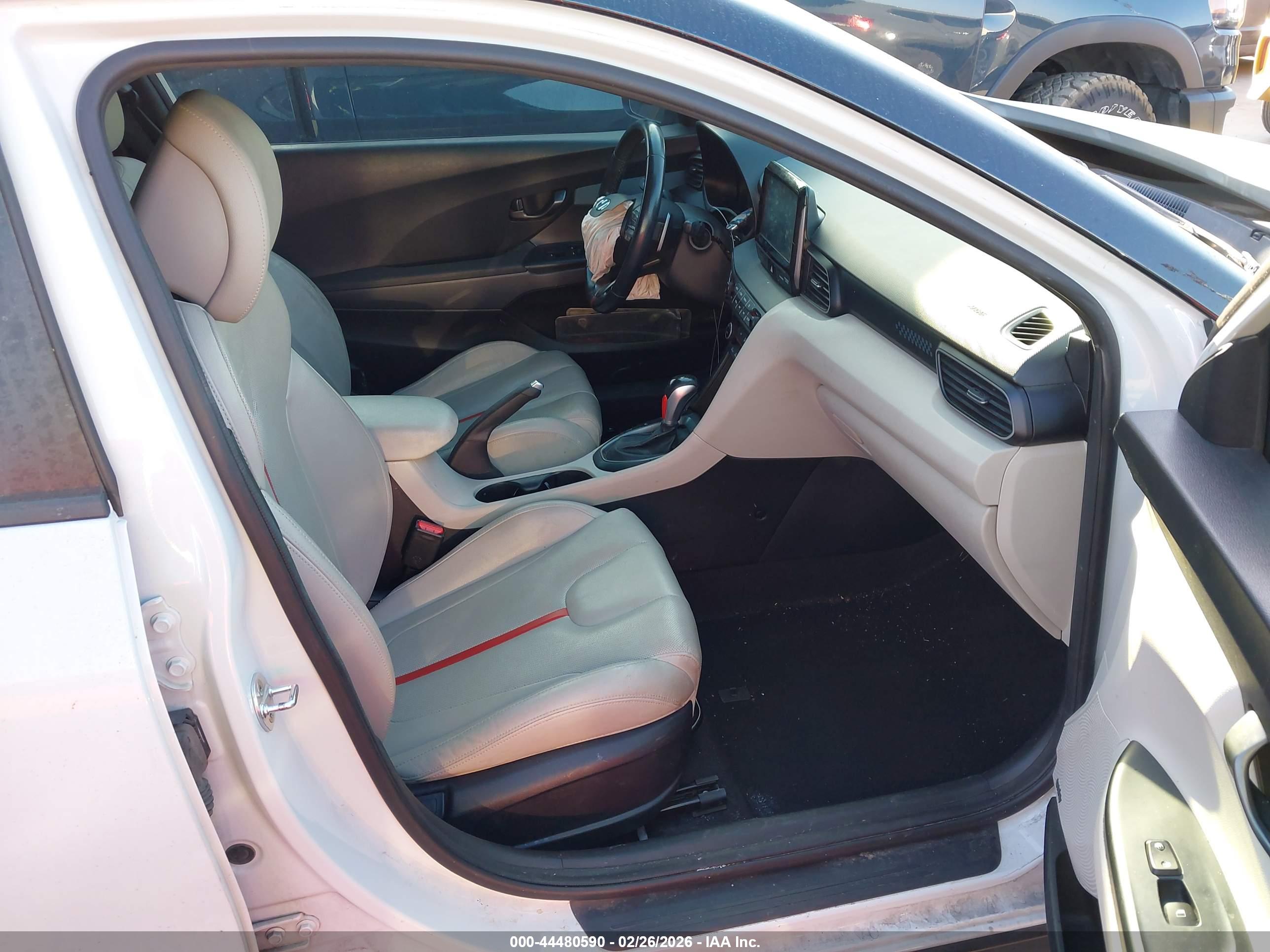 HYUNDAI VELOSTER image 5