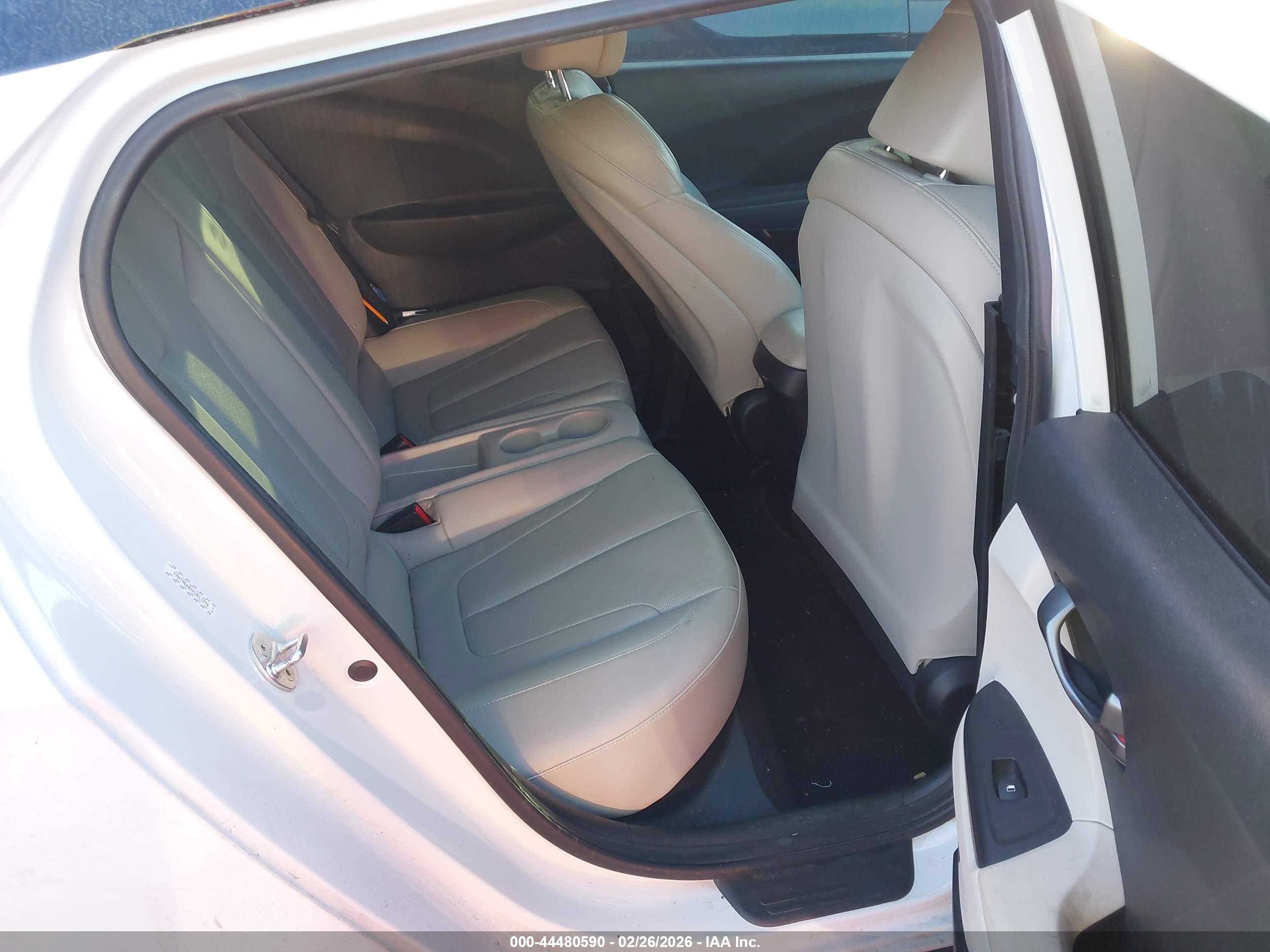 HYUNDAI VELOSTER image 8