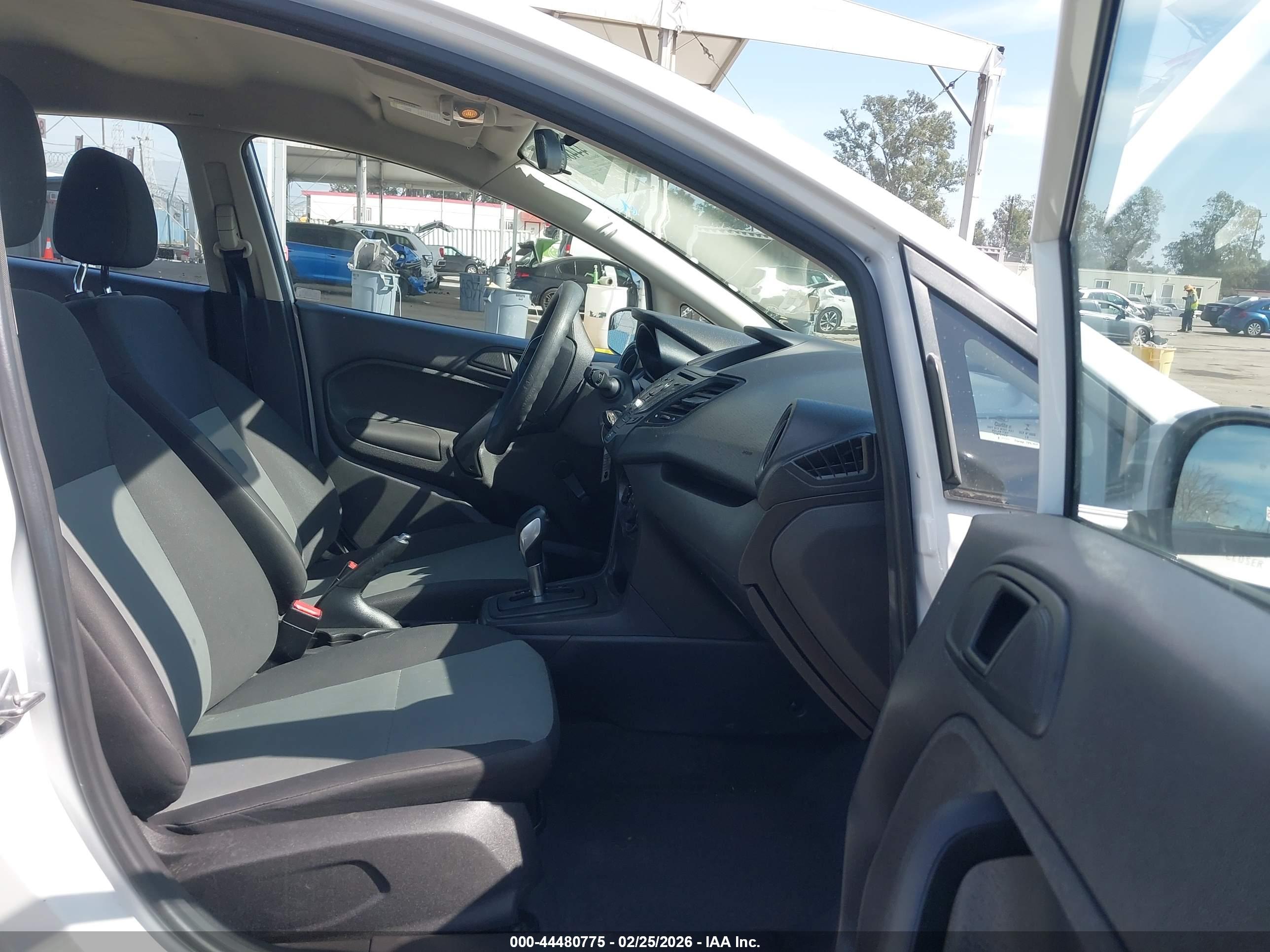 FORD FIESTA image 5