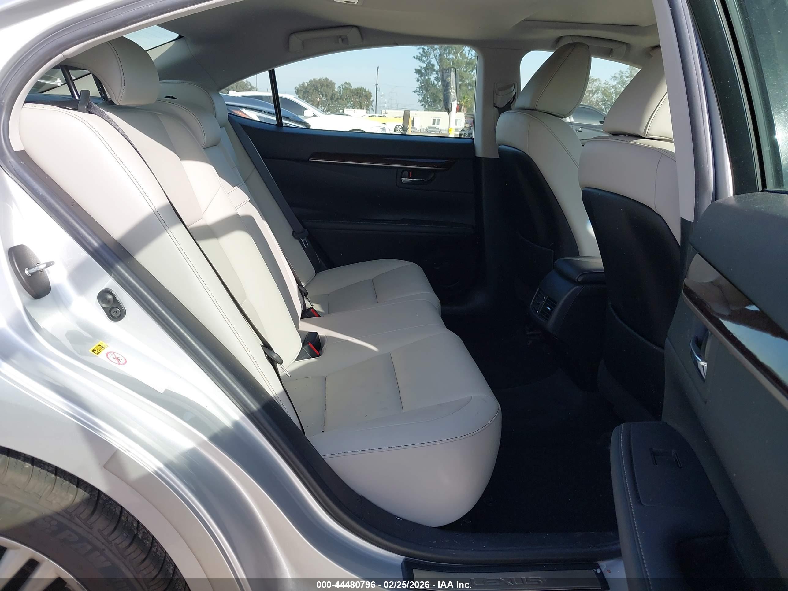 LEXUS ES image 8