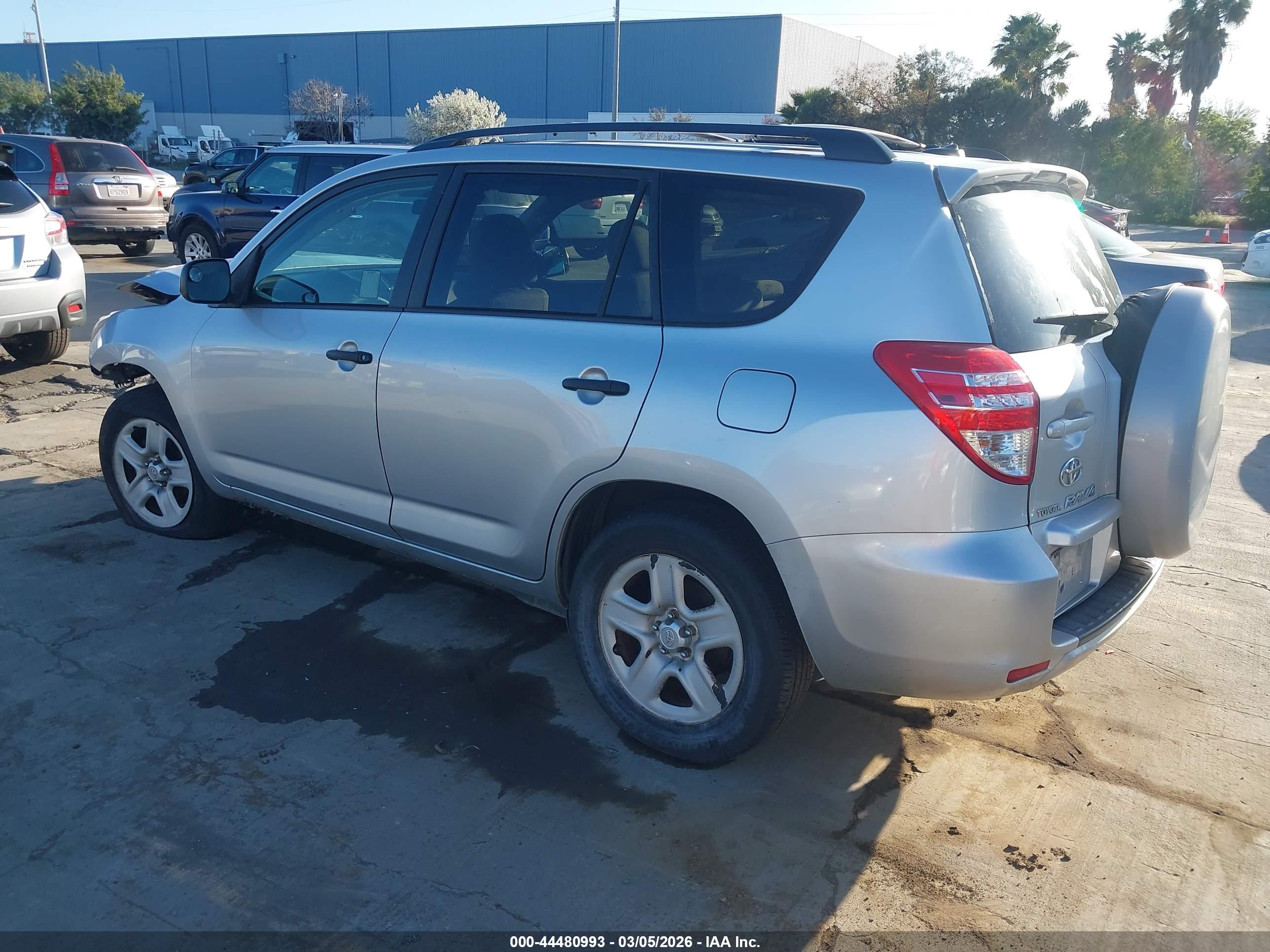 TOYOTA RAV4 image 3