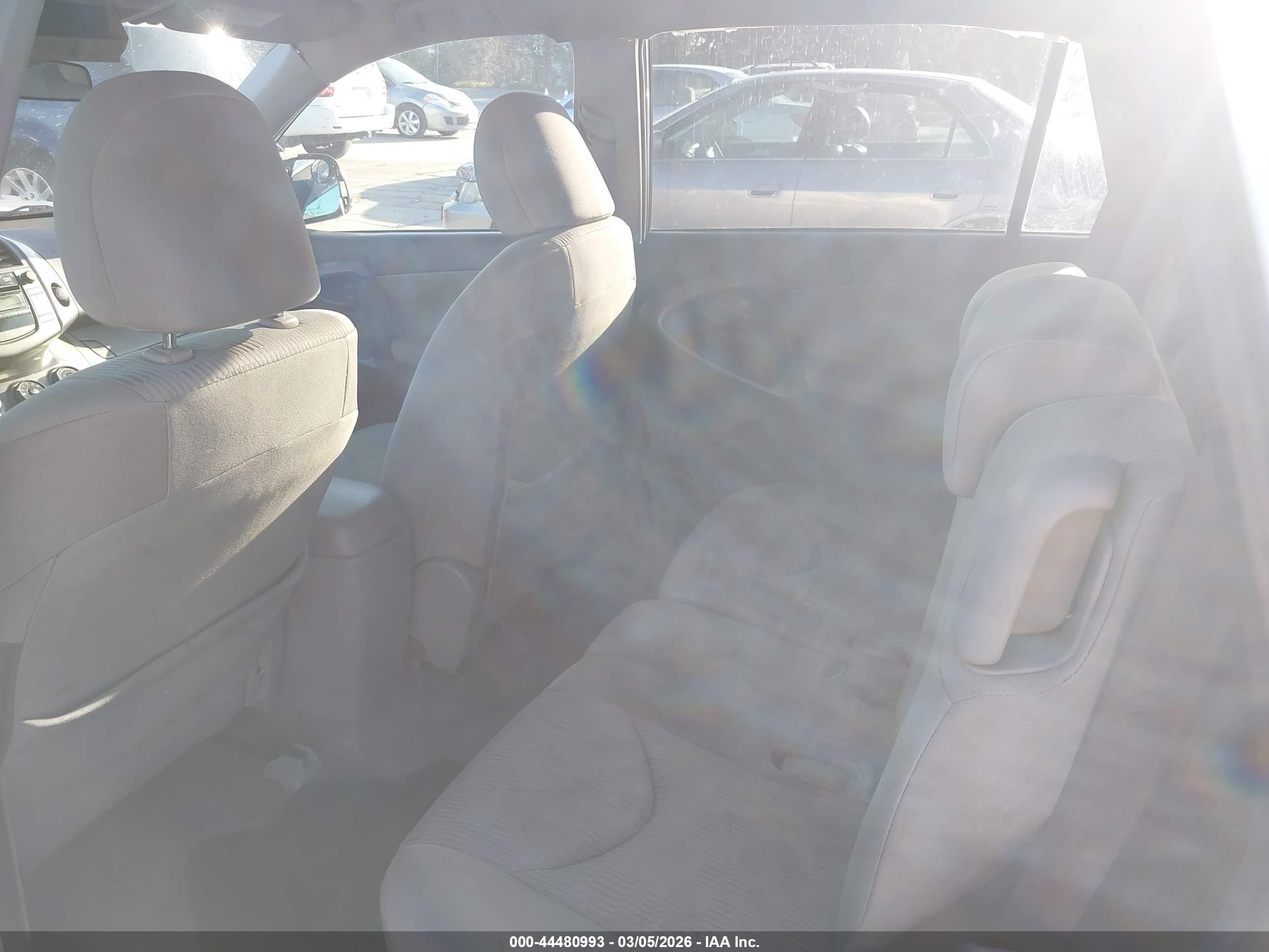 TOYOTA RAV4 image 8