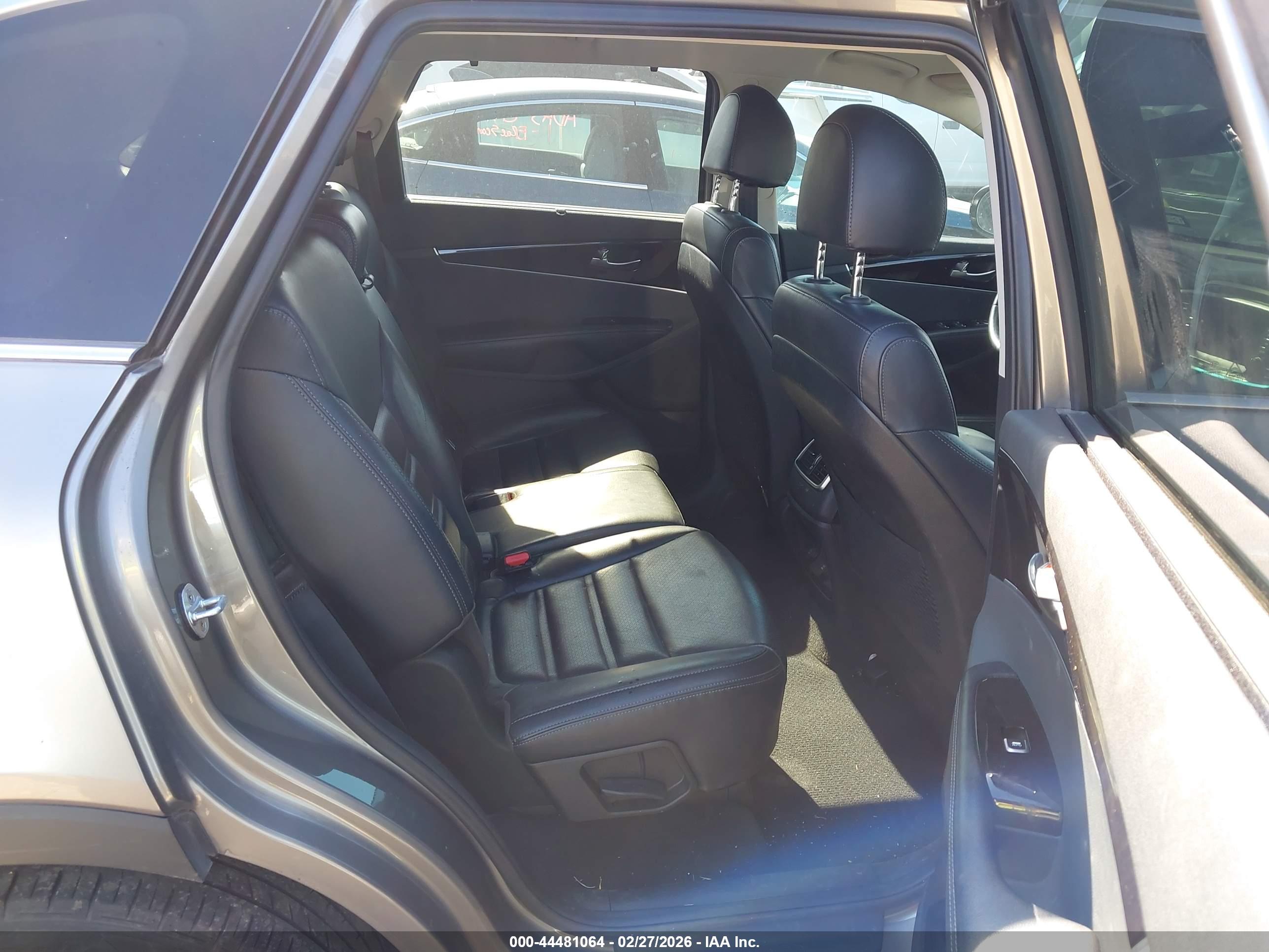 KIA SORENTO image 8