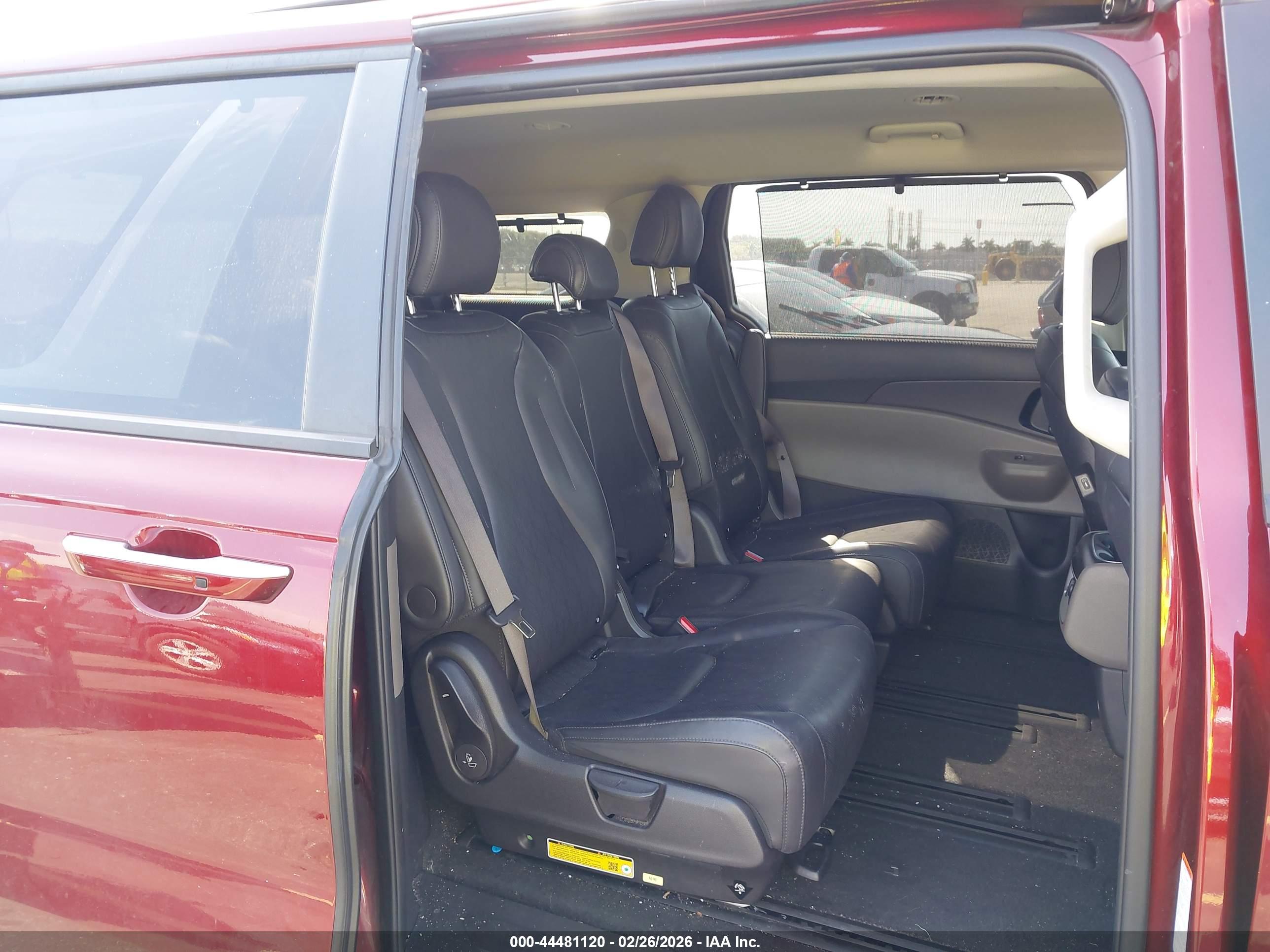 KIA CARNIVAL image 8