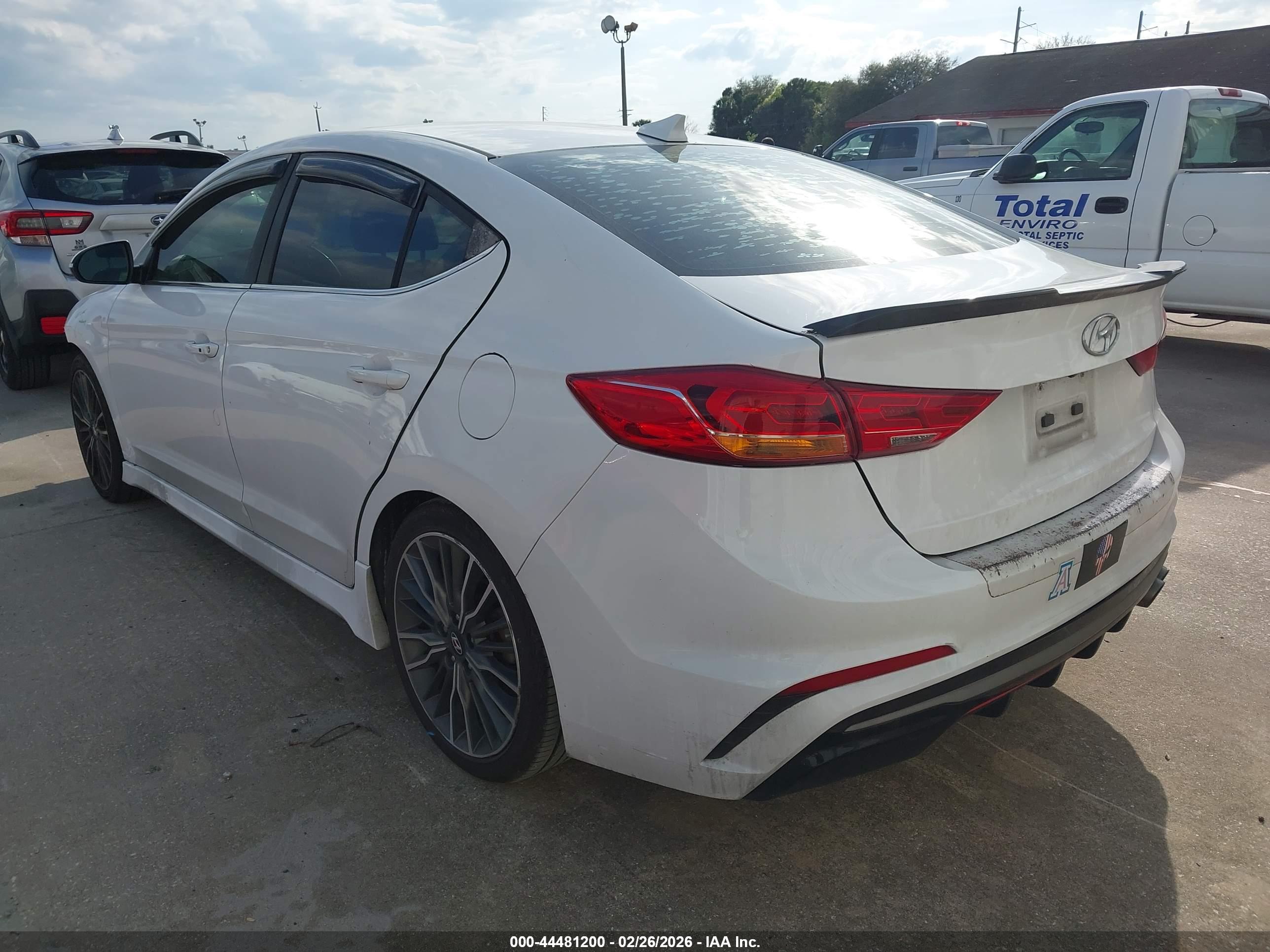 HYUNDAI ELANTRA image 3